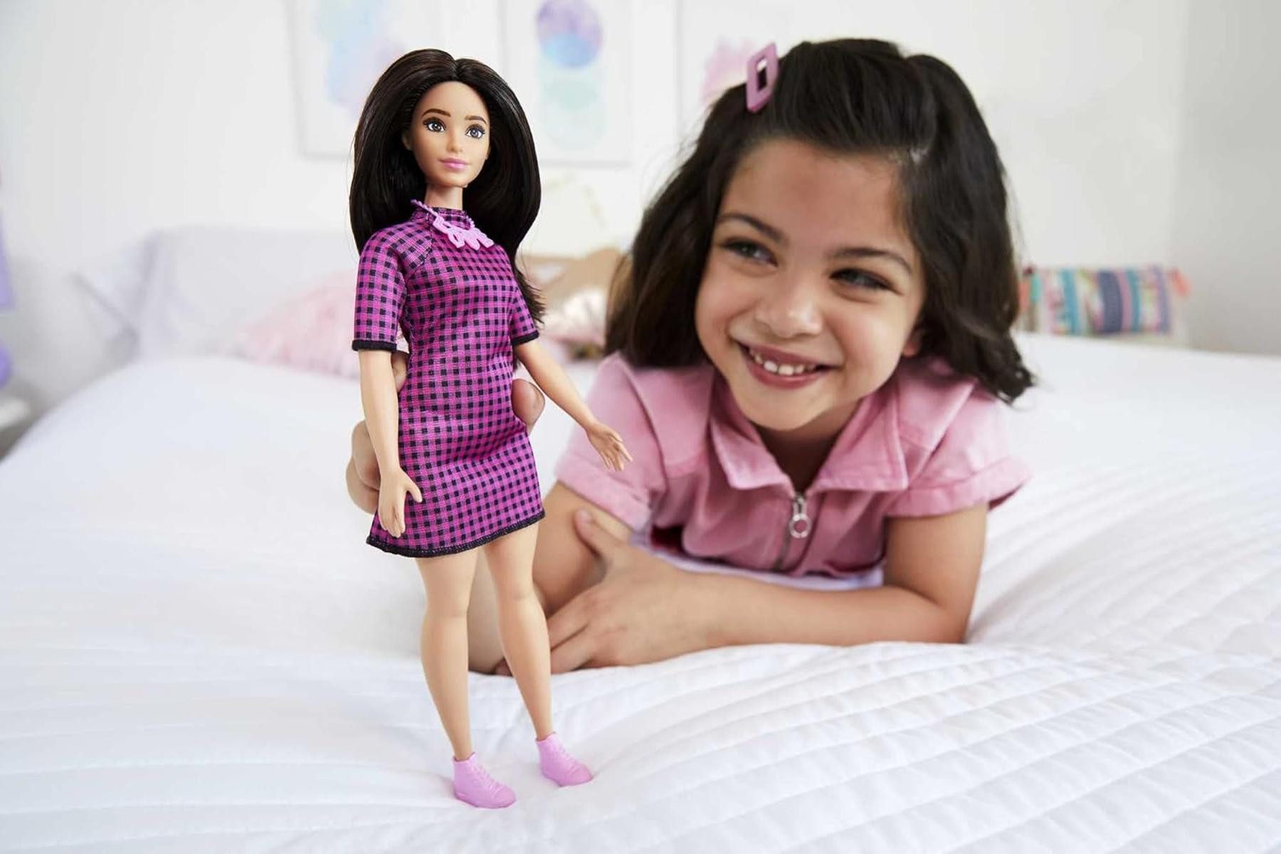 Mattel® Anziehpuppe Barbie Fashionistas Puppe Langen braunen Haaren Liebeskette 3+ HBV20