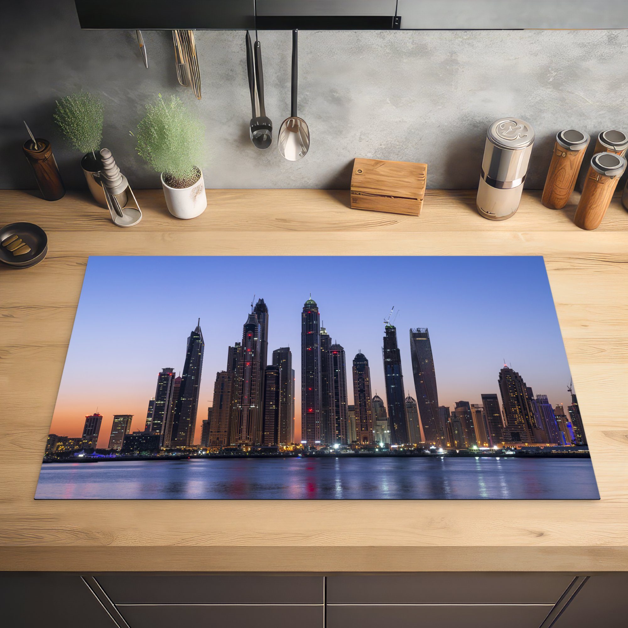 Skyline cm, versteckt Sonnenaufgang MuchoWow 83x51 Herdblende-/Abdeckplatte für Vinyl, Arbeitsplatte Der von der Dubai Marina, Ceranfeldabdeckung, (1 hinter tlg), küche