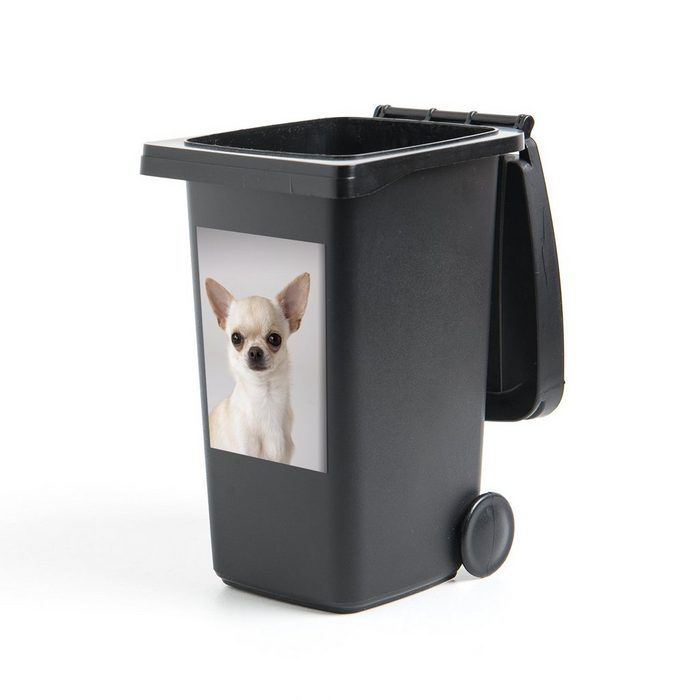 MuchoWow Wandsticker Porträt eines kleinen weißen Chihuahuas (1 St) Mülleimer-aufkleber Mülltonne Sticker Container Abfalbehälter