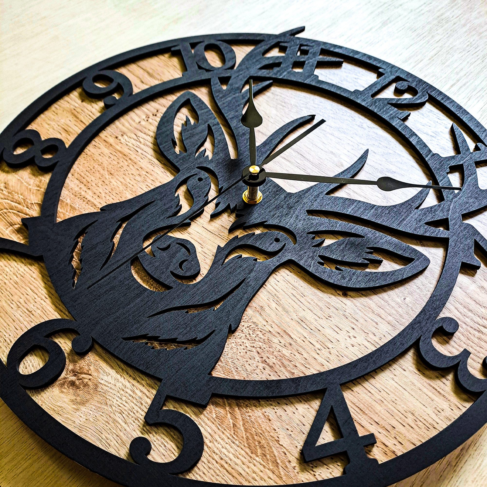 ORNAMENTI Wanduhr Wanduhr rustikal, skandinavisch, alpenländischer Stil, Hirsch, holz (hingucker Wanduhr, Handmade, ohne Ticken, Wanddeko, 3 Größen)
