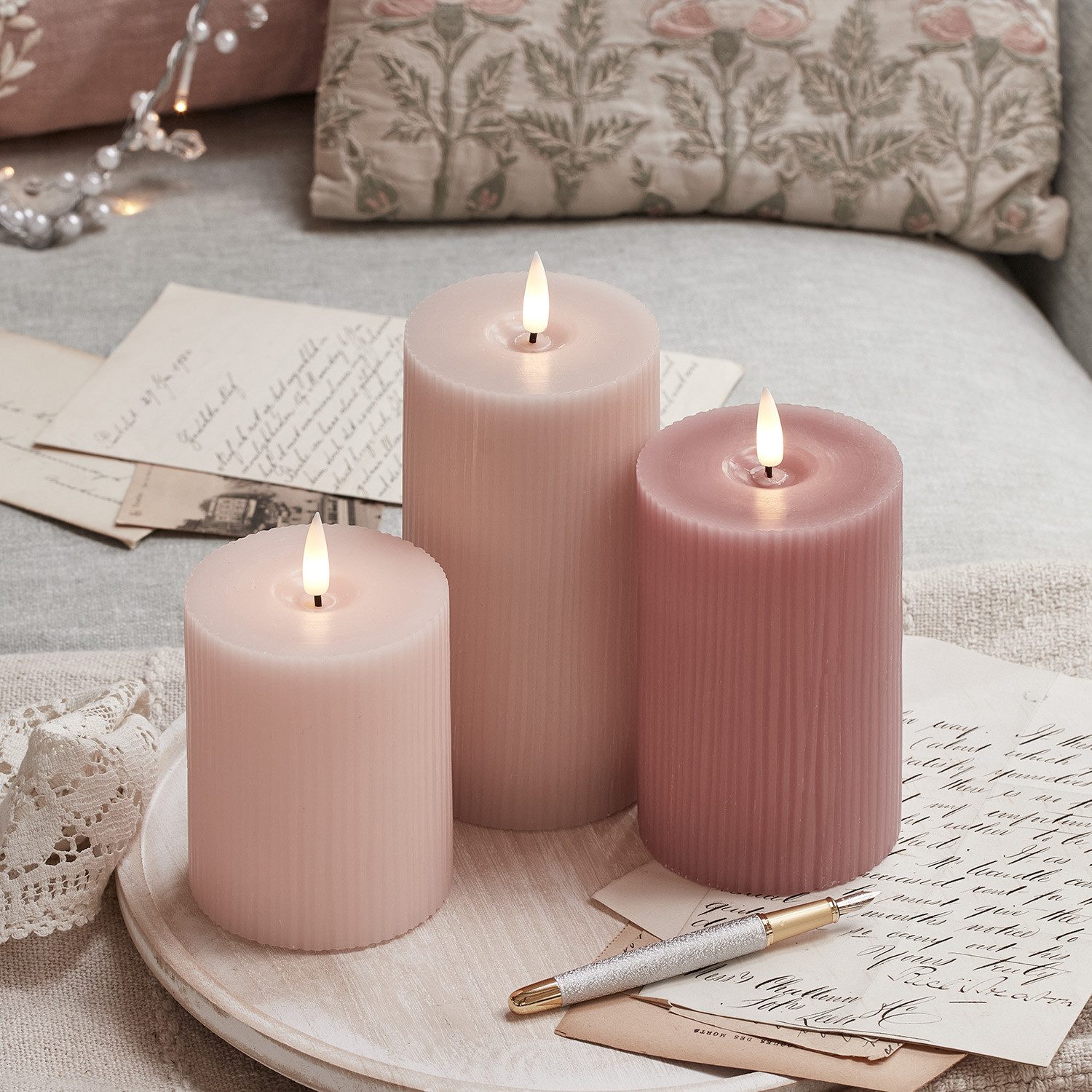 Lights4fun LED-Kerze TruGlow® LED Kerzen Echtwachs Trio geriffelt rosa günstig online kaufen