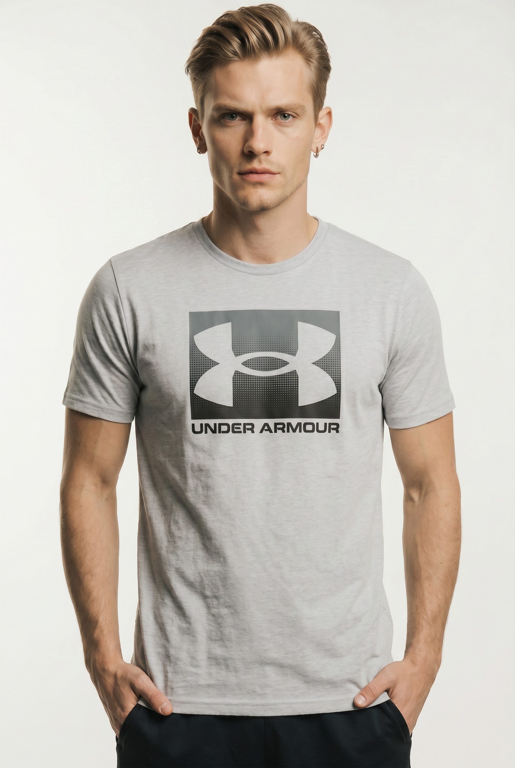 Under Armour® T-Shirt UA M BOXED SPORTS UPDATED SS mit Rundhalsausschnitt, aus Baumwolle und Polyester, pflegeleicht. Reduzierter Preis € 20,99. Unverbindliche Preisempfehlung € 28,00