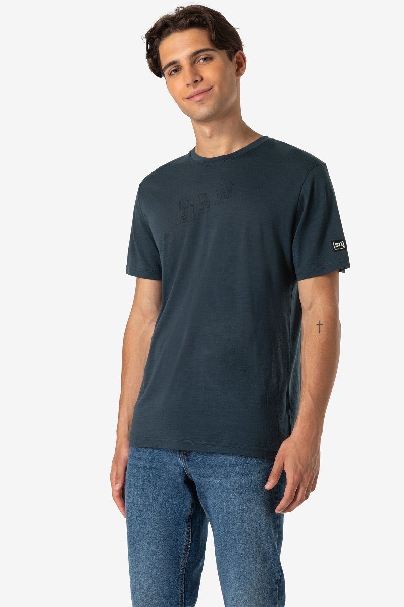 SUPER.NATURAL T-Shirt Merino T-Shirt M HIKING TEE cooler Print, funktioneller Merino-Materialmix Blueberry/Jet Black