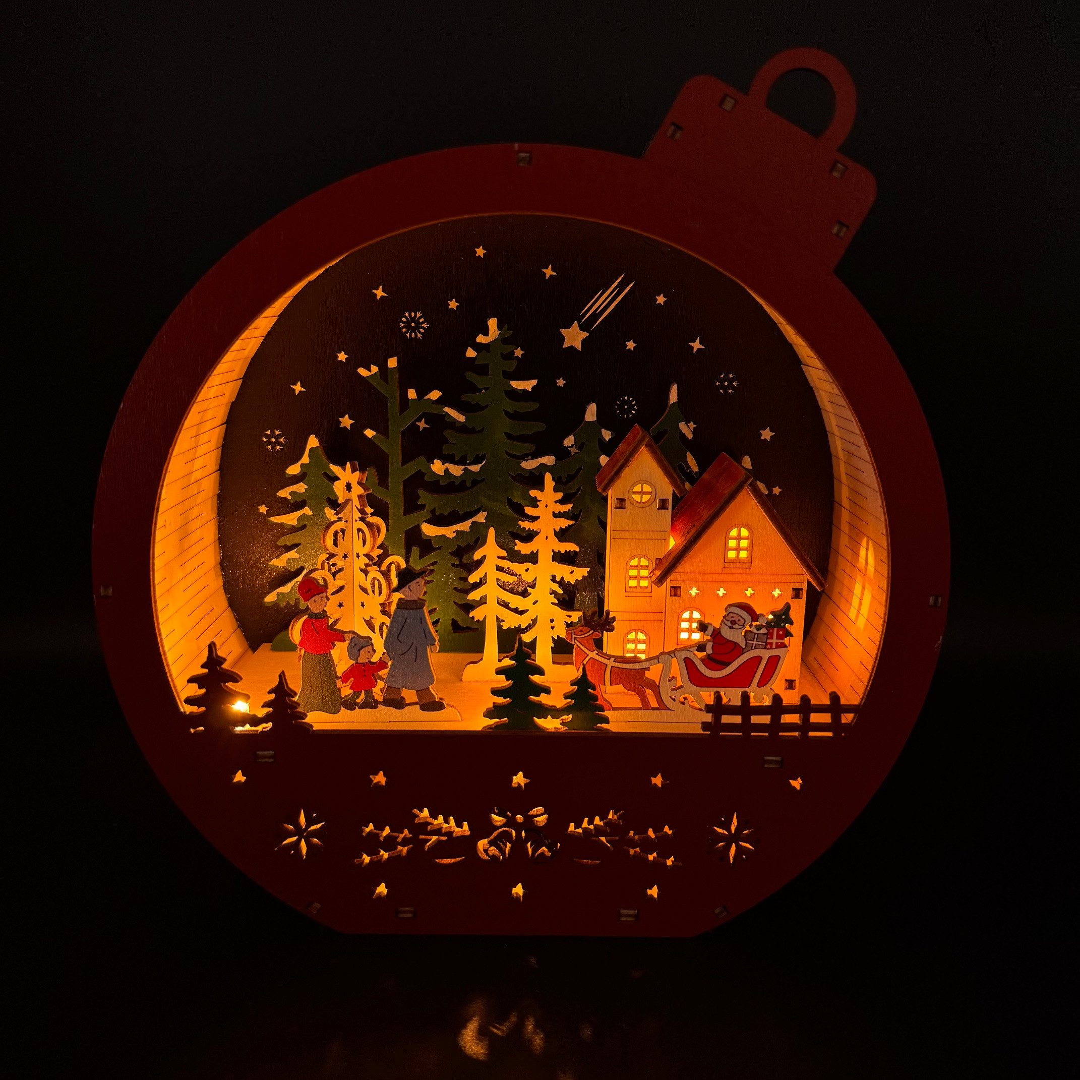Online-Fuchs Weihnachtsdorf in einer großen Weihnachtskugel aus Holz mit LED-Beleuchtung - Deko, inklusive praktischer 6-Stunden Timerfunktion – Bild 4 von 4