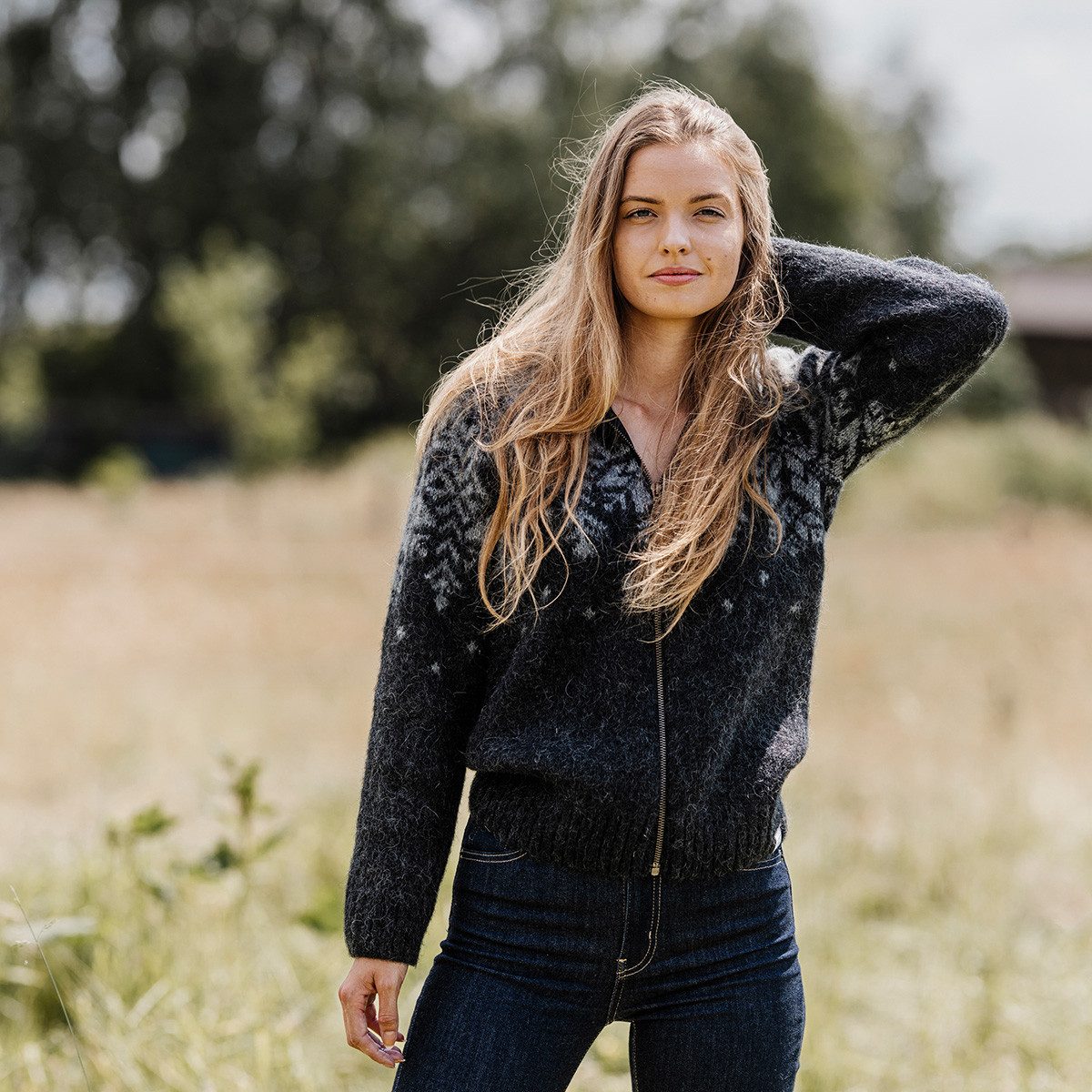 KIDKA Kapuzenstrickjacke - Wollstrickjacke für Damen / Herren - Farbe schwarz-grau - aus rauer isländischer Wolle