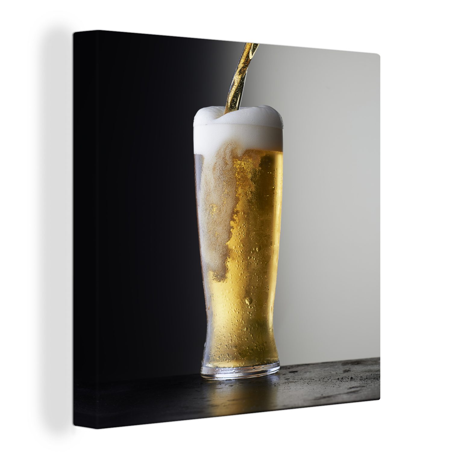 OneMillionCanvasses® Leinwandbild Leckeres Bier auf schwarzem Hintergrund, (1 St), Leinwand Bilder für Wohnzimmer Schlafzimmer