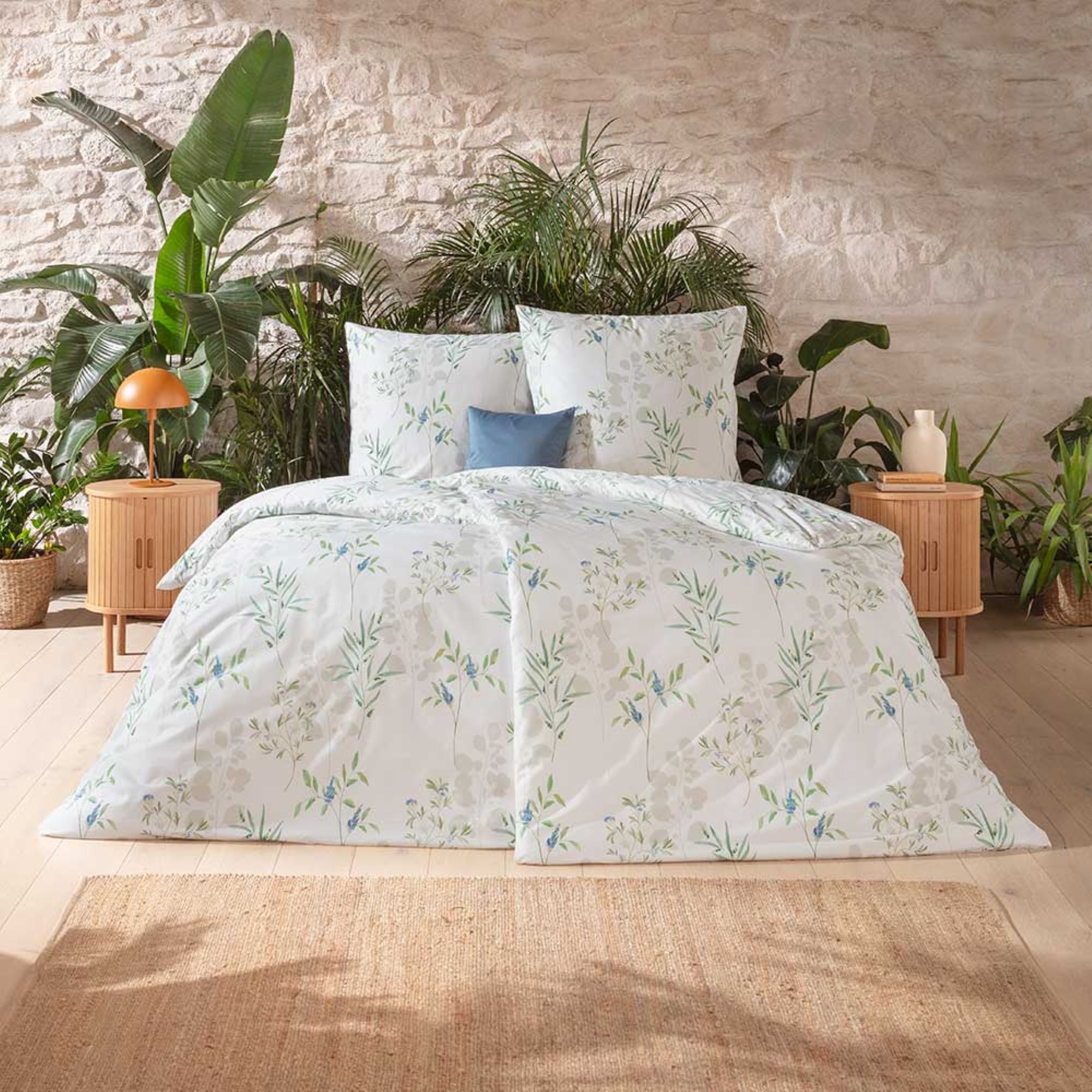 Estella Bettwäsche Estella Bio Mako Satin Bettwäsche 135x200 Fabia blau Gräser Blütenstie, Bio Baumwolle, 2 teilig, für Sommer und Winter