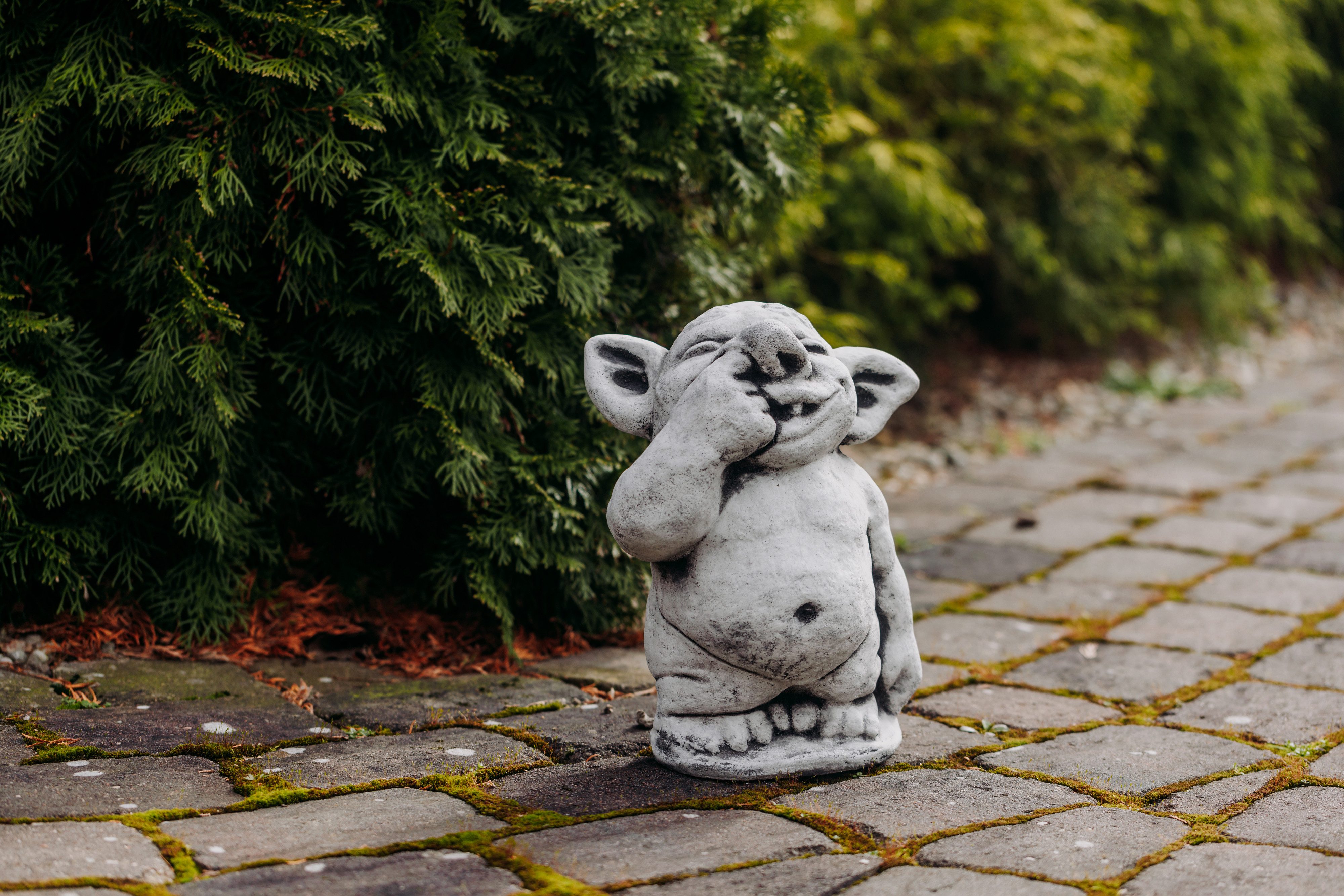 gartendekoparadies.de Gartenfigur Lustiger XXL Riesen Troll Modell mit Finger in Nase, Höhe 31 cm, 15 kg, Frostsicher