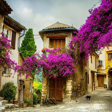 Wallario Möbelfolie Malerische Stadt in der Provence mit bunten Blumen