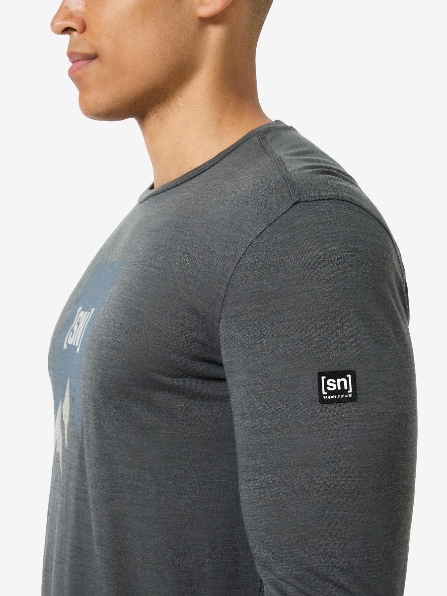 SUPER.NATURAL Langarmshirt für Herren, Merino 2 PITCH front Berg Motiv günstig online kaufen