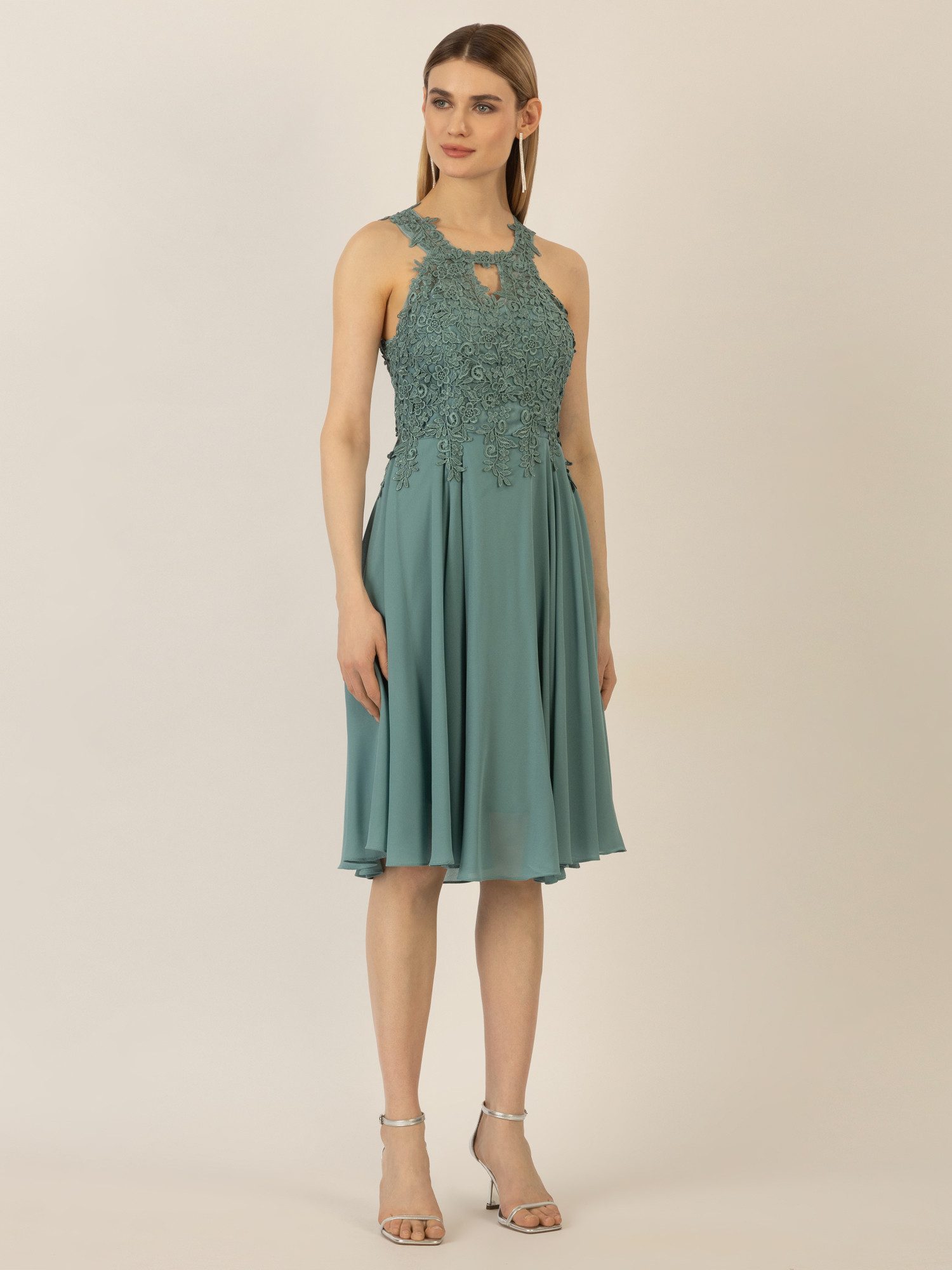 Apart Cocktailkleid aus einer Plastischen Spitze und Chiffon