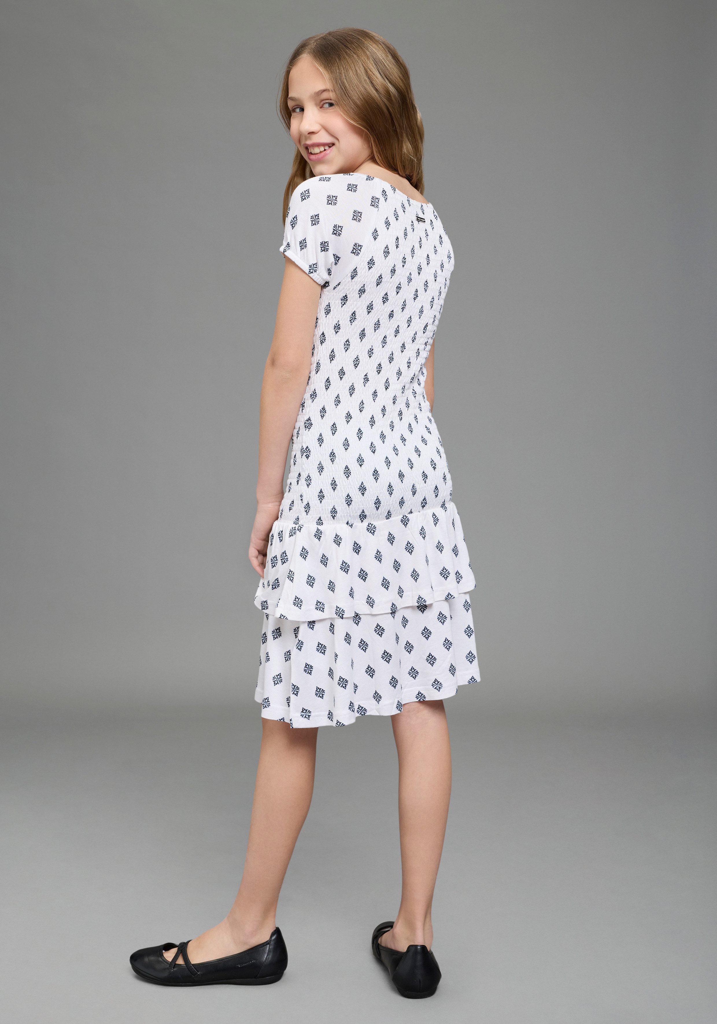 Bruno Banani Jerseykleid Viskose-Allover gemustertes Smoke Kleid, figurbetontes Carmenkleid für Mädchen, mit Carmenausschnitt, aus elastischem Jersey – Bild 2 von 5