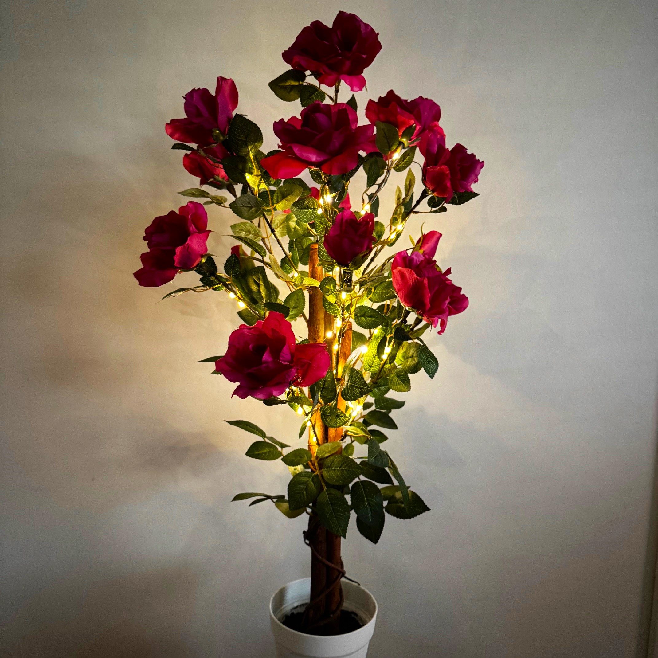Kunstblume Rosenbaum mit LED-Lichterkette - Künstliche günstig online kaufen