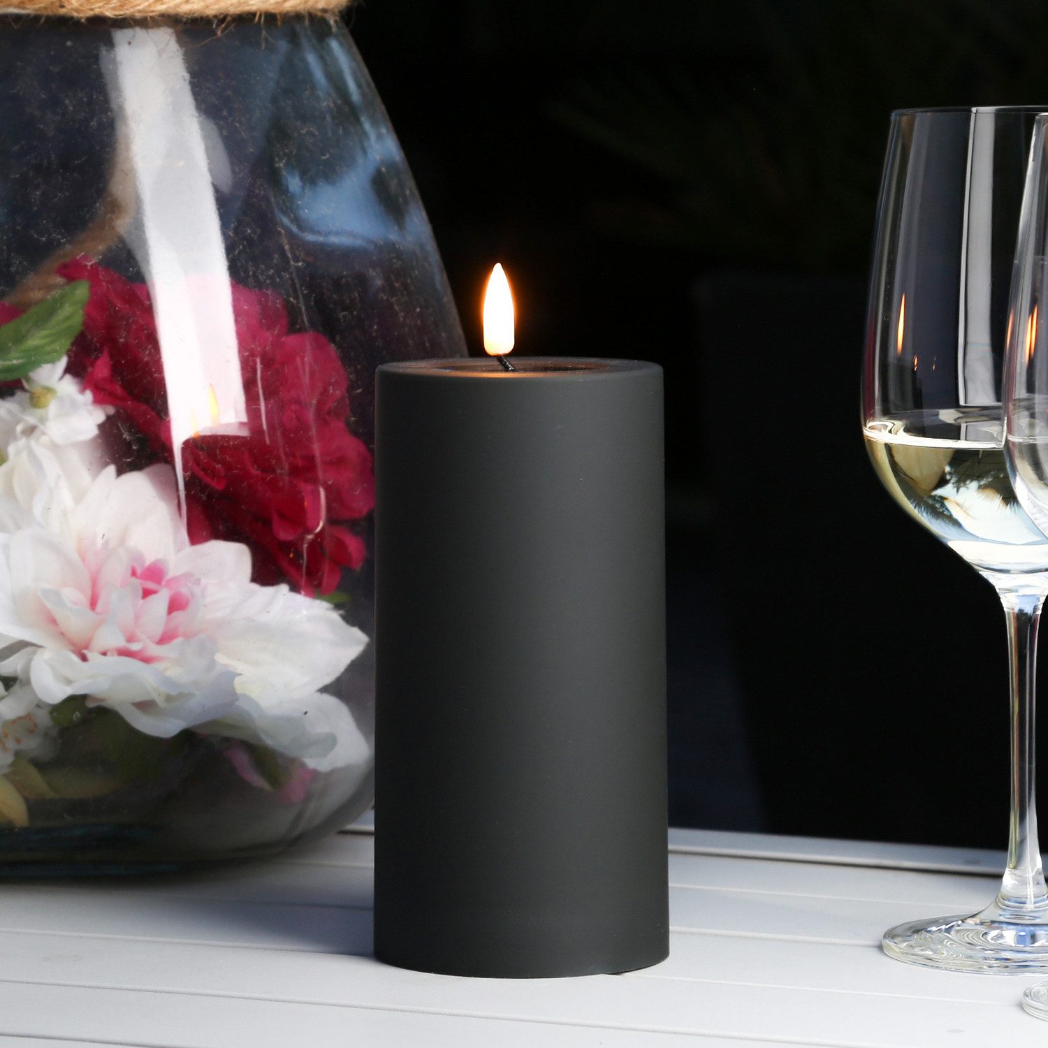 Deluxe Homeart LED-Kerze MIA für Außen 3D Flamme flackernd H: 15cm D: 7,5cm outdoor schwarz, LED Classic, warmweiß (2100K bis 3000K)