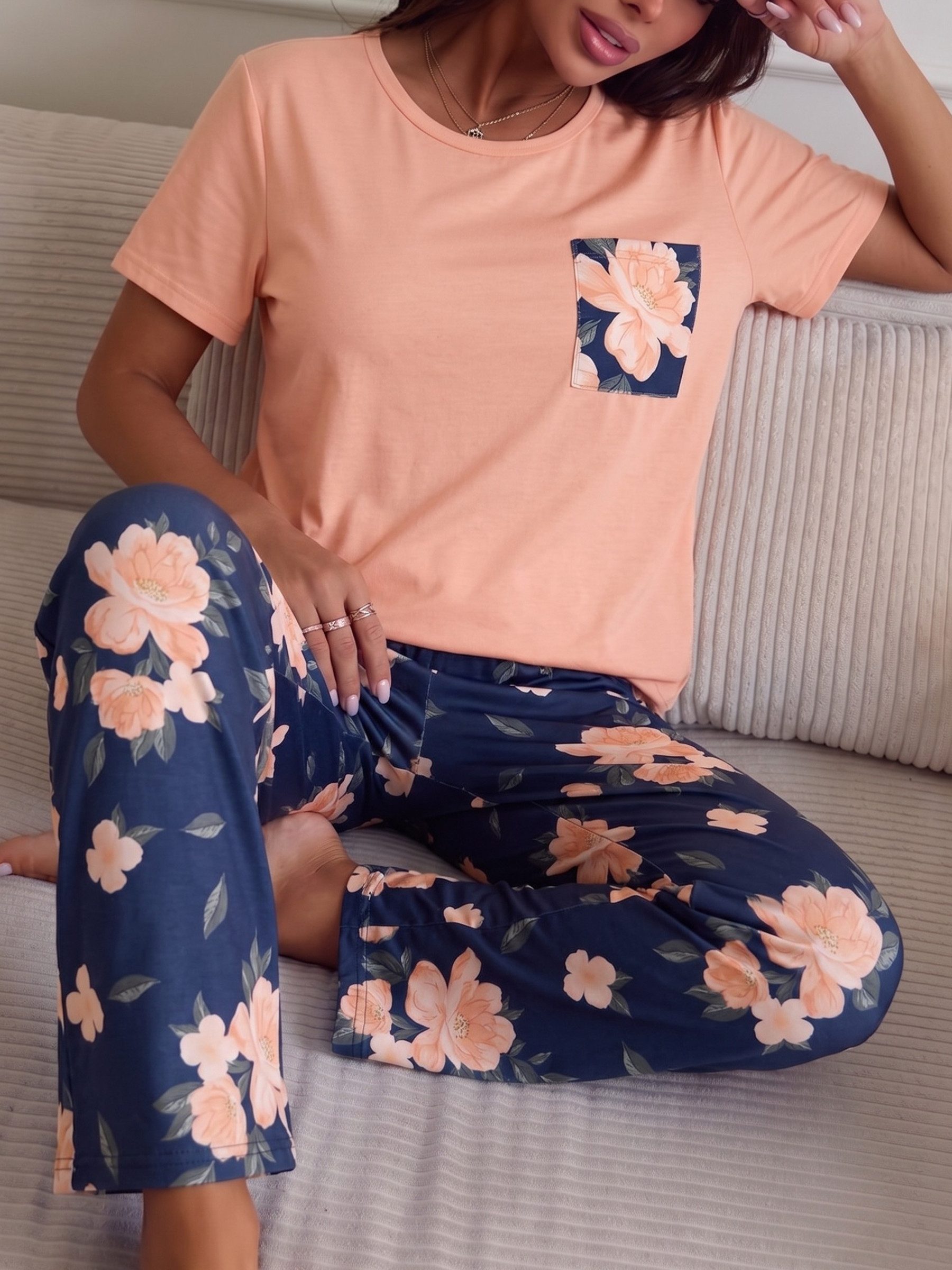 Elegant Love Pyjama Damen Schlafanzug Set mit Blumenmuster – Bequeme Nachtwäsche (Set, 2 tlg., kurzarm T-Shirt und lange Hose) Elegante Loungewear & Homewear für ein gemütliches Zuhause