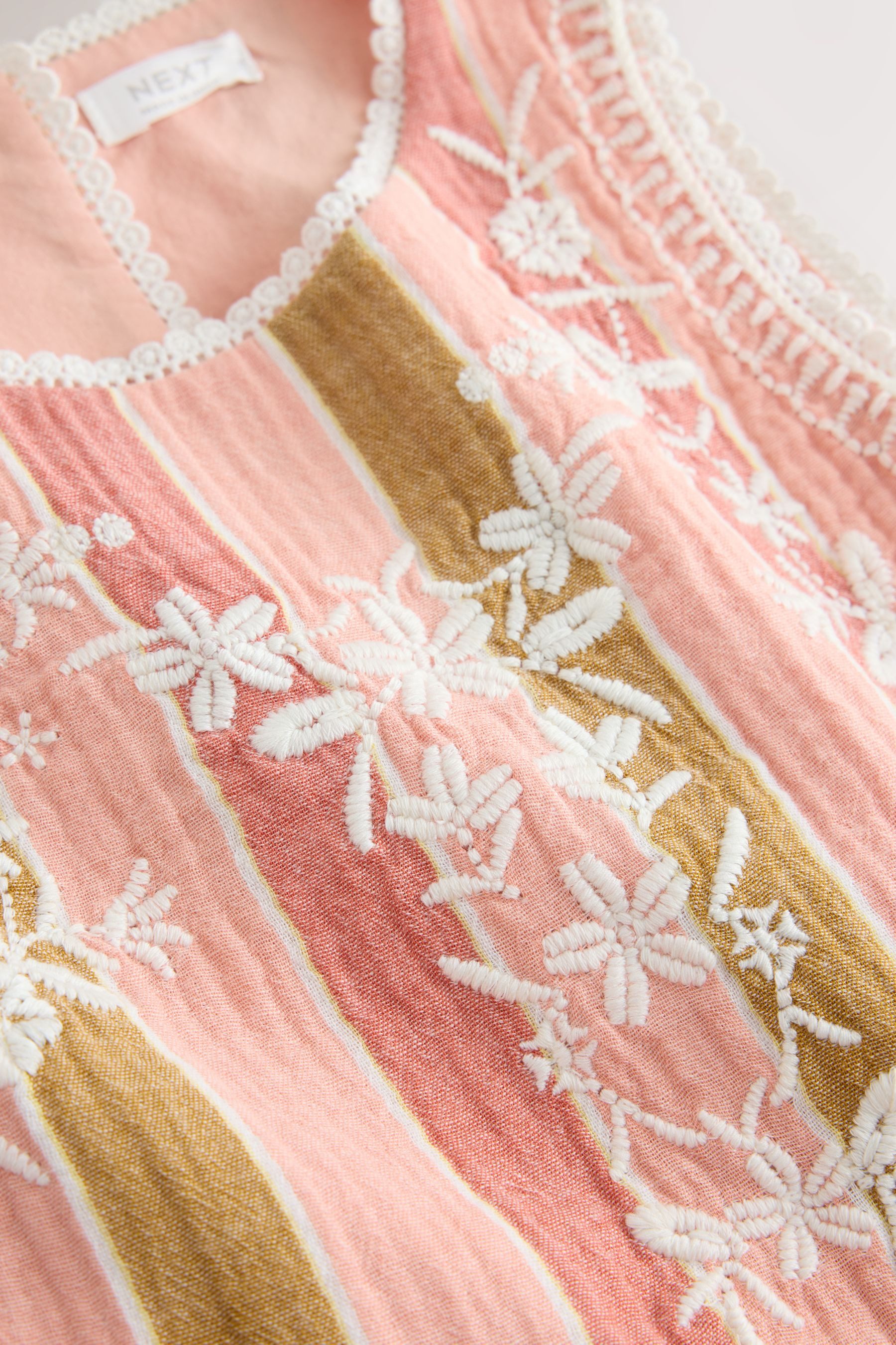 Next Sommerkleid Ärmelloses Kleid mit Stickerei (1-tlg)