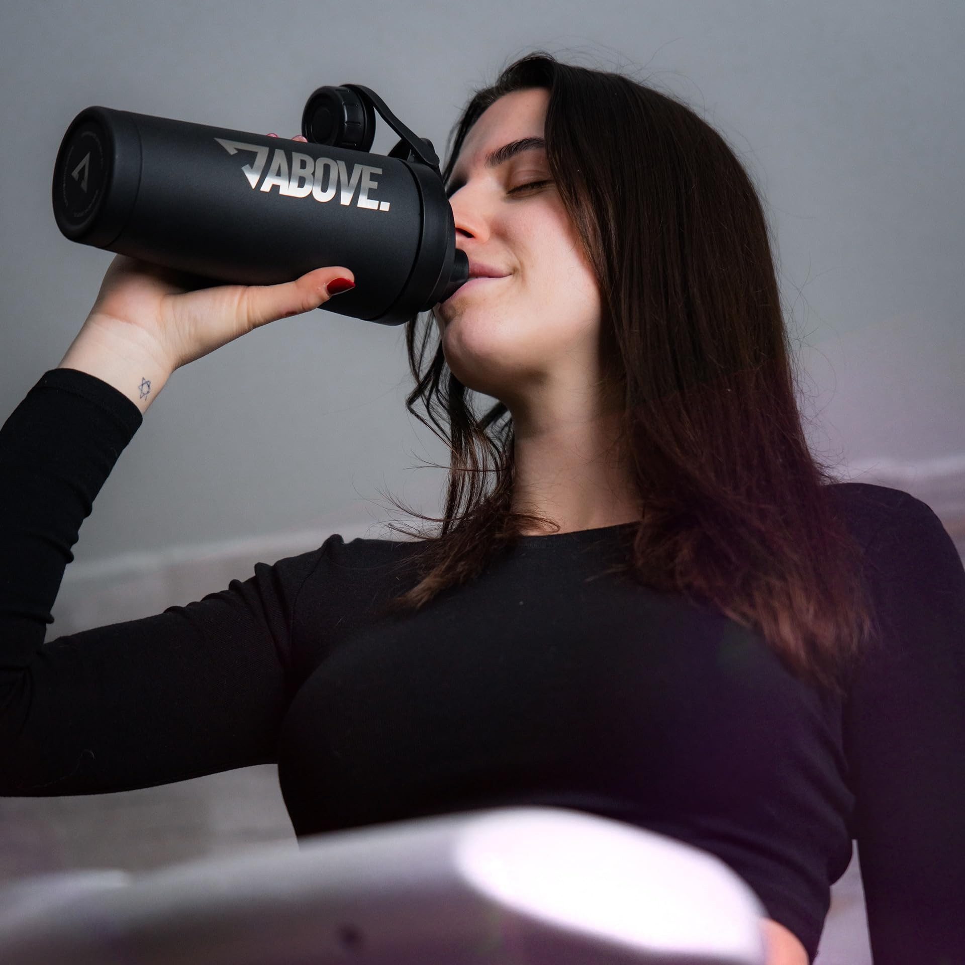 ABOVE. Protein Shaker 750ml – BPA-frei & isolierend: hält Shakes 12H eiskalt, (Integrierte Skala & 100% auslaufsicherer Deckel), Robust & langlebig – spülmaschinengeeignet bis 45°C