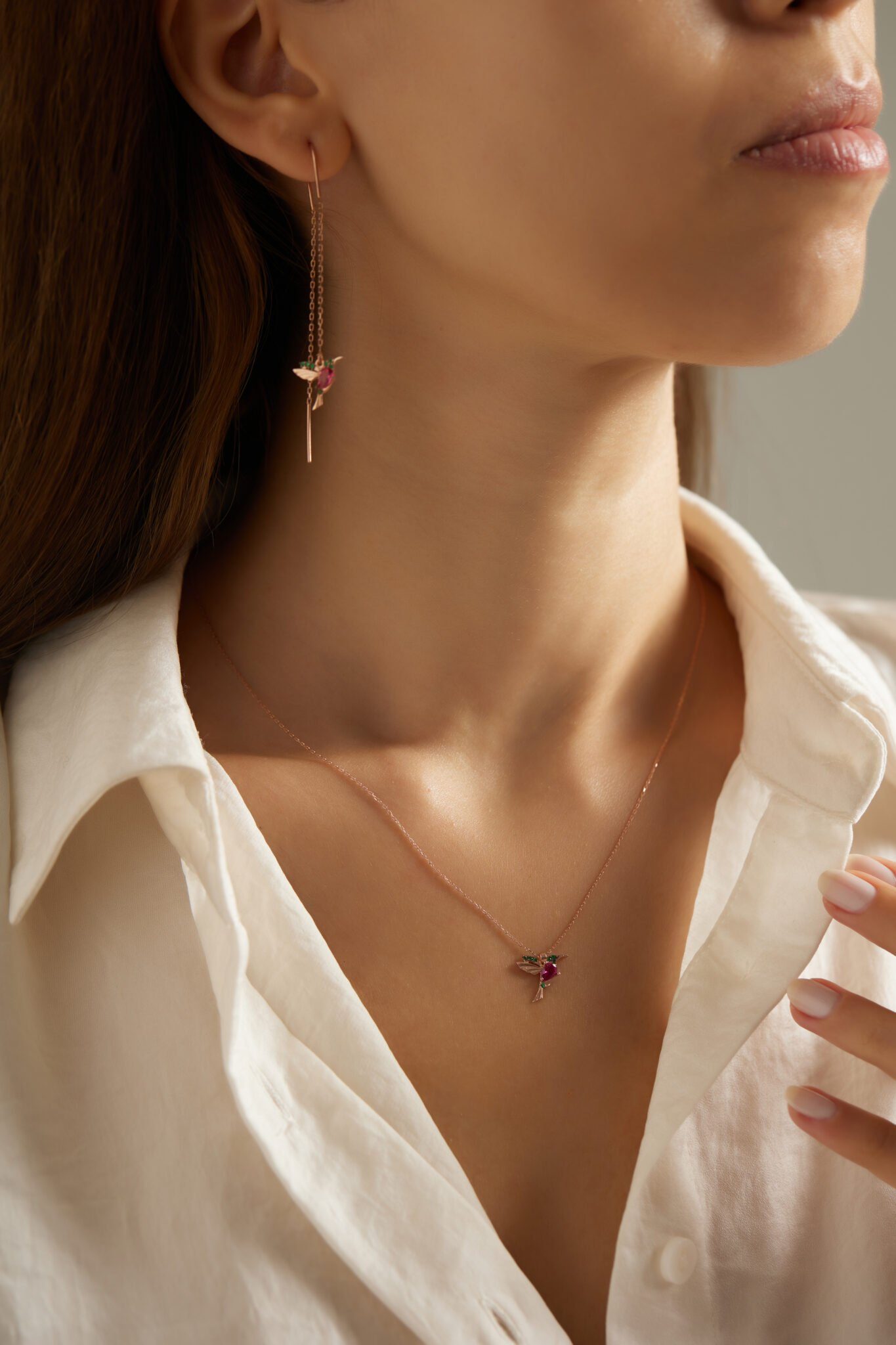 Einzelstück Kette mit Anhänger Einzelstück Kolibri Kette aus 925 Sterling Silber, rosé vergoldet, mit funkelnden Steinen – Bild 5 von 5