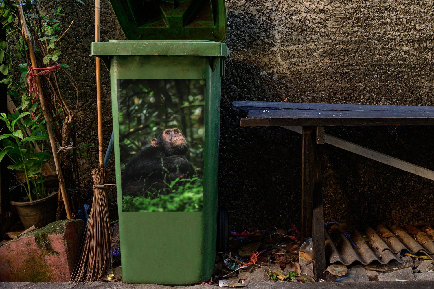 Dschungel im Container, zwischen App Mülltonne, Abfalbehälter (1 Wandsticker Sticker, Mülleimer-aufkleber, MuchoWow Grünpflanzen St),