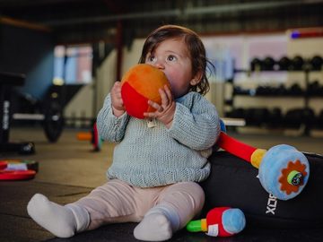 FitKidz Kuscheltier-Rassel Medizin Fitness Ball Soft Toy Geschenk Kinder Fitness Sportspielzeug, babyweiches Velour, Rasseleffekt