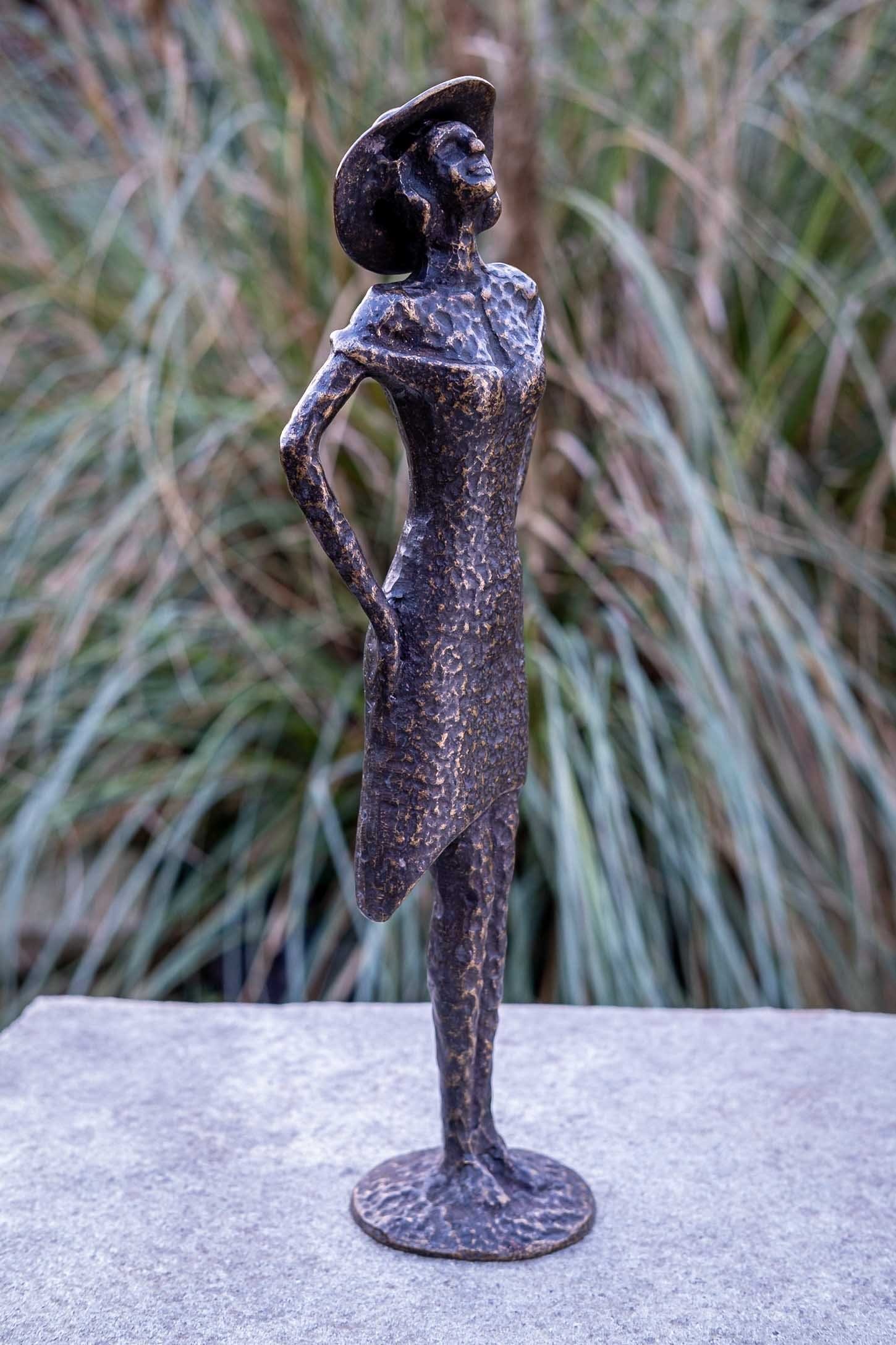 und Moderne IDYL Bronze-Skulptur witterungsbeständig Hut, in sehr Gartenfigur Regen gegossen – IDYL mit Modelle UV-Strahlung. patiniert. Wachsausschmelzverfahren Bronze und Langlebig Hand – – Dame Die robust in Bronze werden Frost, gegen von
