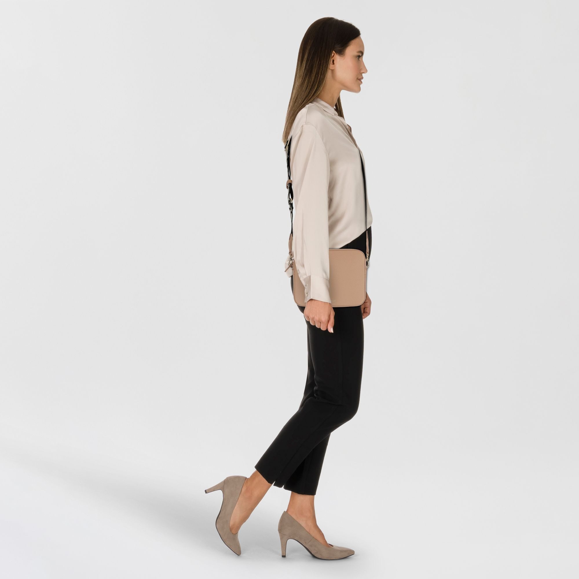 COCCINELLE Umhängetasche Tebe, Leder günstig online kaufen