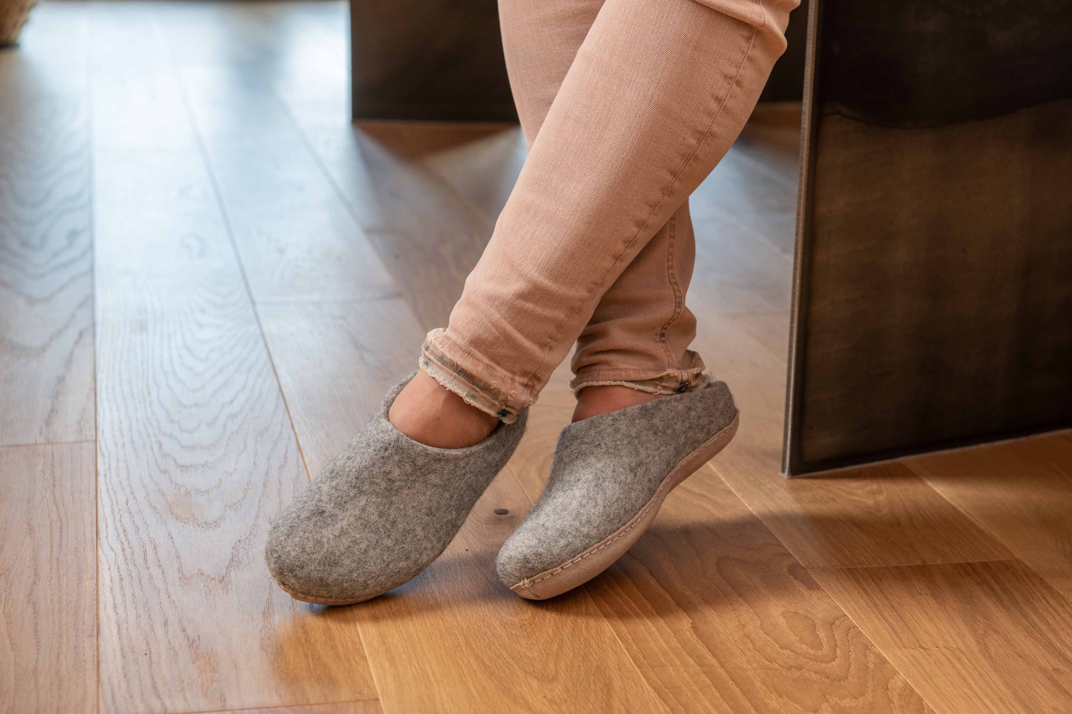 naturling Filz Damen Pantoffel Hausschuh (mit bequemer) Ledersohle