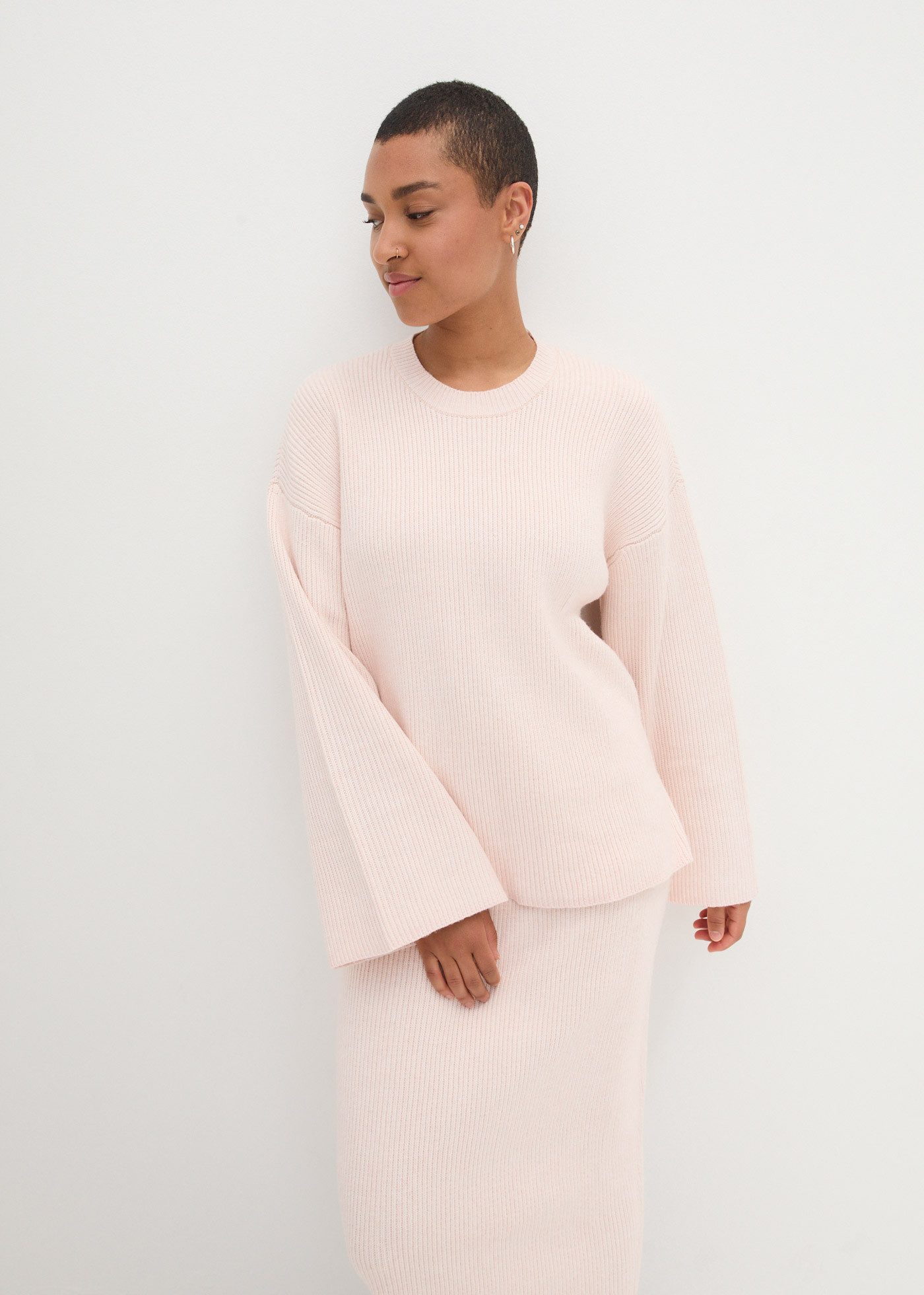 bonprix Strickpullover mit weiten Trompetenärmeln, Oversized-Passform, feiner Rippstrick