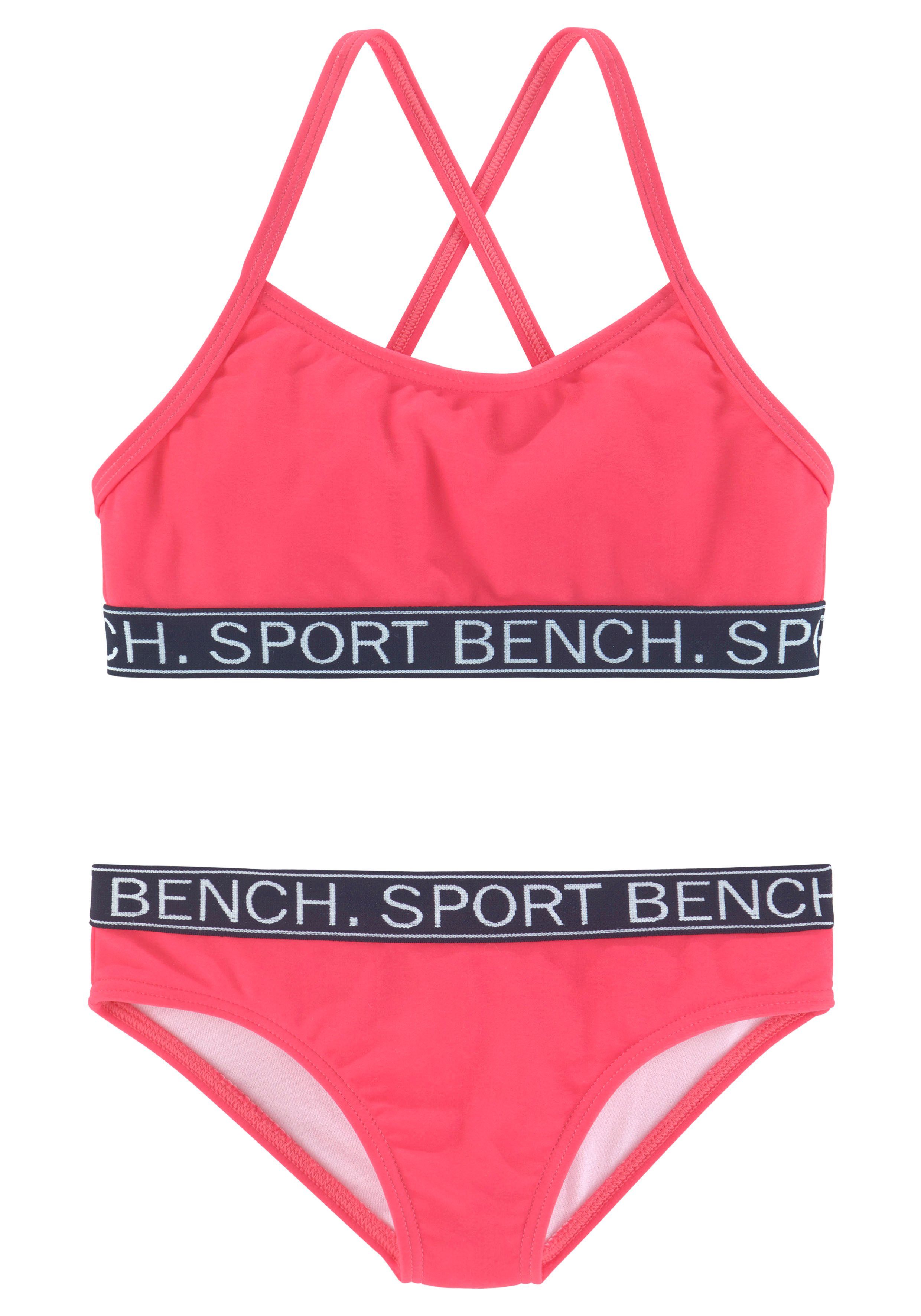 in sportlichem Yva Design Bench. pink und Bustier-Bikini Farben Kids