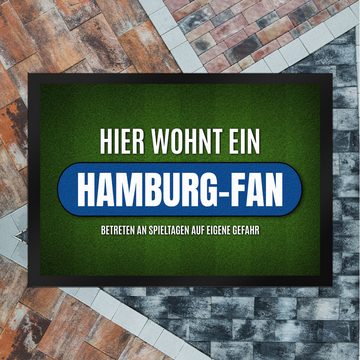 Fußmatte Hier wohnt ein Hamburg Fan Fußmatte mit Rasen Motiv Fußball Stadion, speecheese