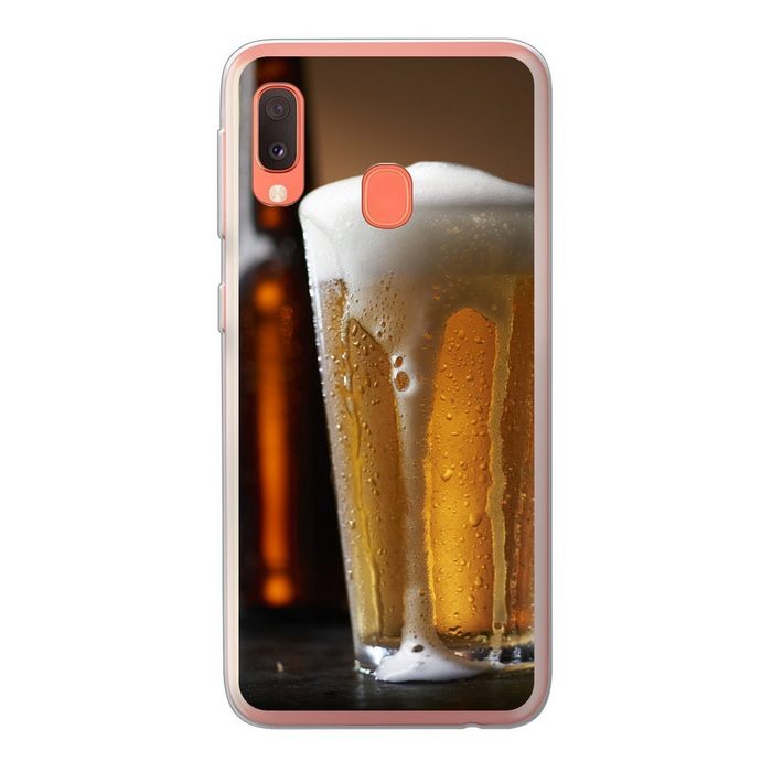 MuchoWow Handyhülle Bier auf einer Holzstange Handyhülle Samsung Galaxy A20e Smartphone-Bumper Print Handy
