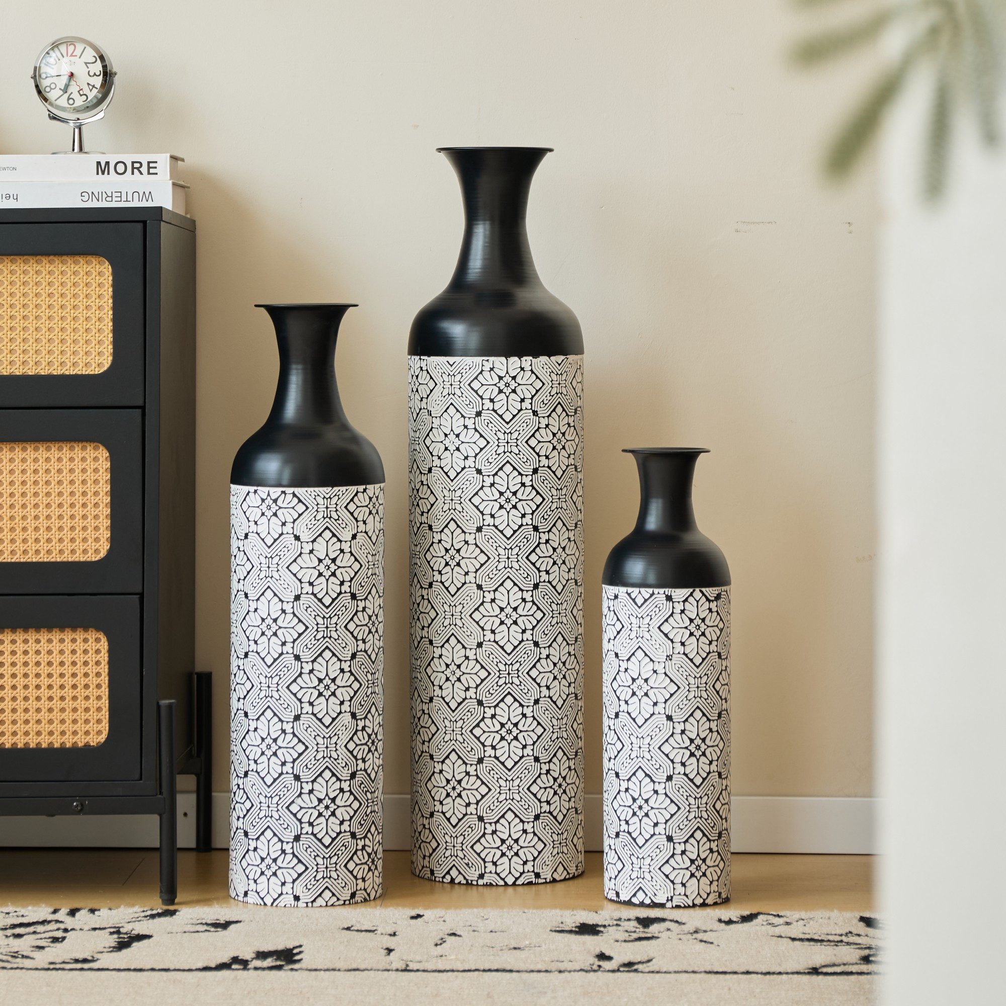 LVHOM Dekovase Bodenvase, Tischvase, 3 tlg. Geometrisches Metall-Vasen-Set, Schwarz (drei Höhen (50 cm, 66 cm, 83 cm), Handgefertigt aus Metall. Langlebig & makellos. Exklusiv für Trockenblumen/Pampas & Stil, Ideal als Raumteiler, Pflanzübertopf, Solitäro