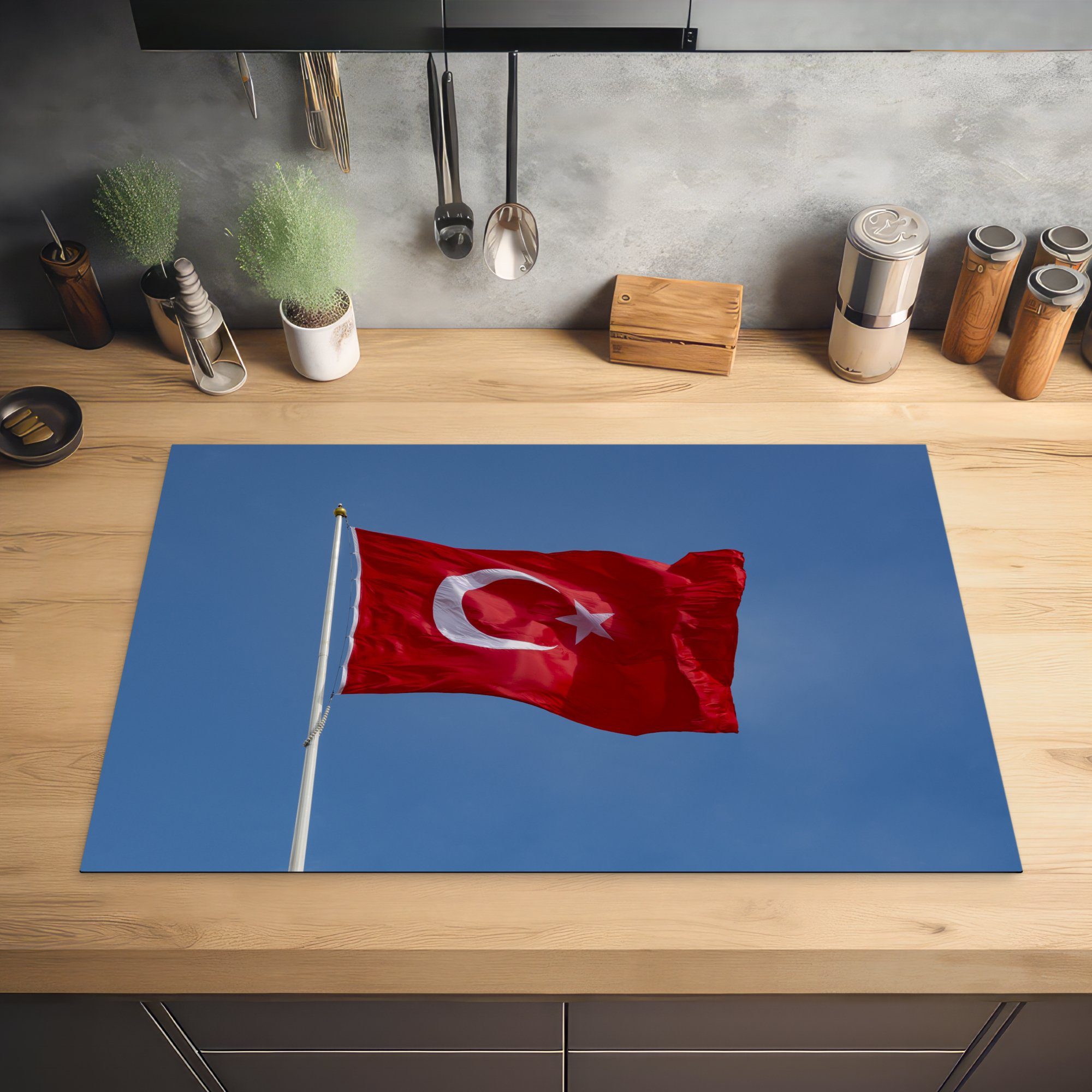 81x52 Herdblende-/Abdeckplatte blauen Vinyl, am Eine MuchoWow küche, Himmel, türkische für tlg), cm, die Flagge (1 Schutz Induktionskochfeld Ceranfeldabdeckung