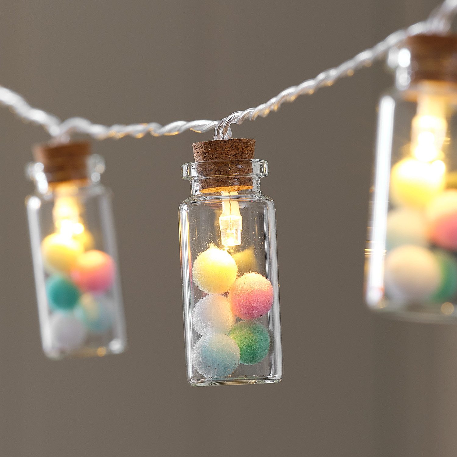 Lights4fun LED-Lichterkette 10er LED-Lichterkette mit Glasfläschchen & Pastell-Pompoms warmweiß/pa