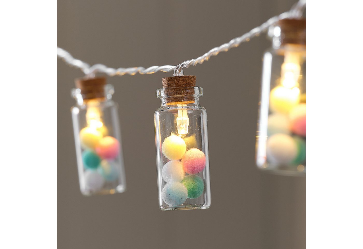 Lights4fun LED-Lichterkette 10er LED-Lichterkette mit Glasfläschchen & Pastell-Pompoms warmweiß/pa