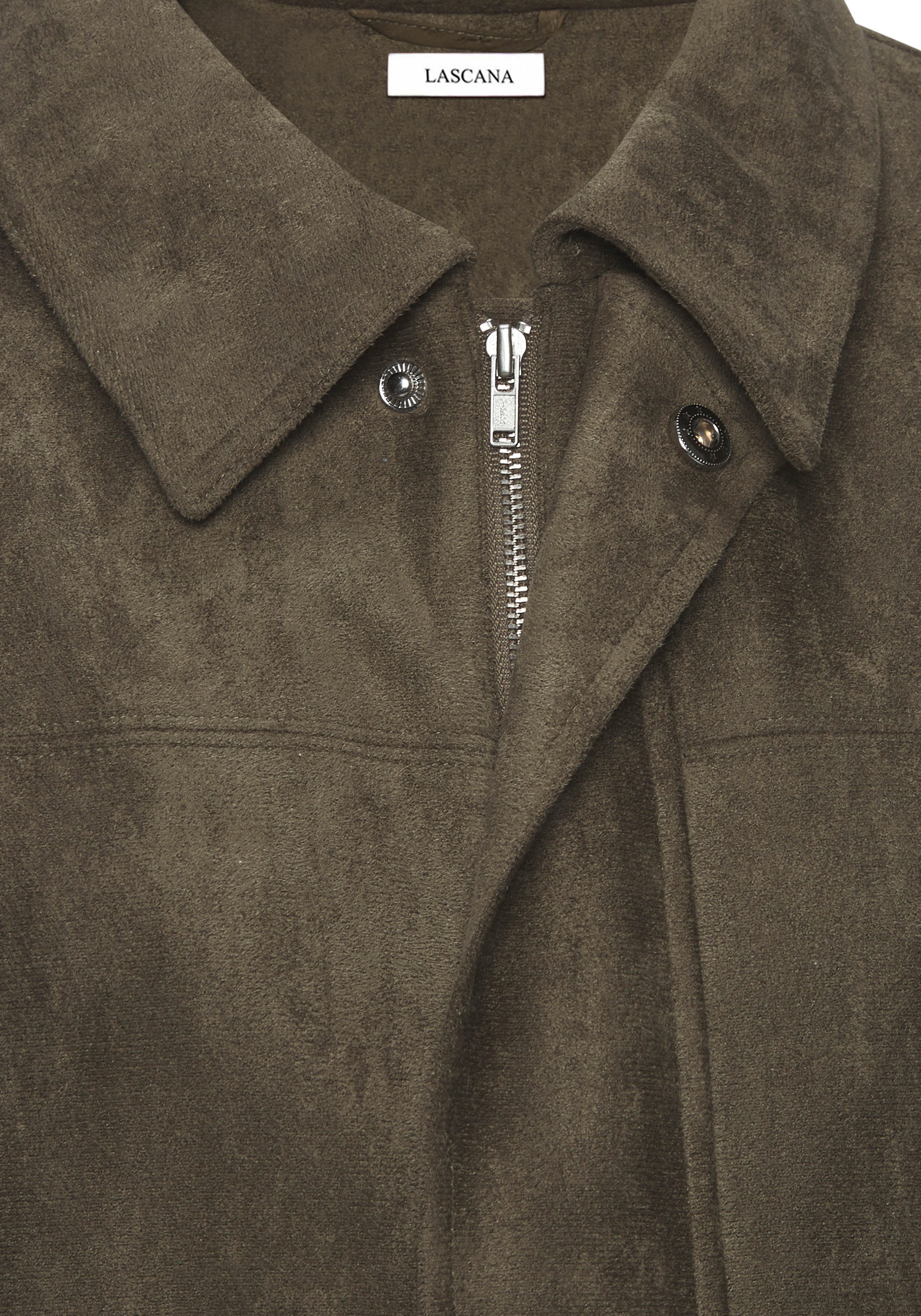 LASCANA Lederimitatjacke in Veloursleder-Optik mit verdecktem Reißverschluss vorne, Oversize modische Übergangsjacke aus Velourlederimitat, kurze Lederimitatjac – Bild 5 von 5