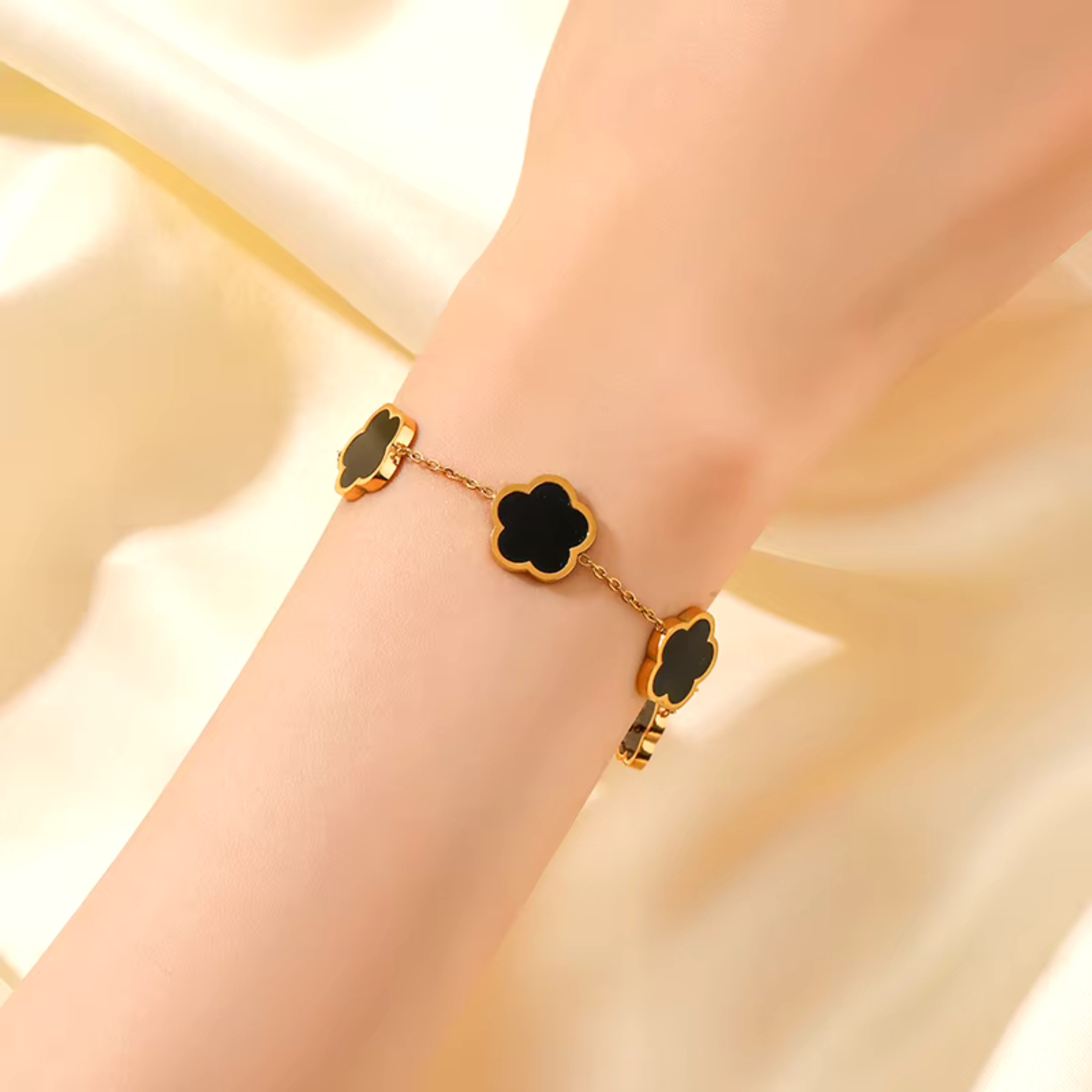 Felino Armband Blume Kleeblatt Glück Liebe Armkette Gold Schwarz Damen Frauen (Schmuckbeutel), Glücksbringer, Deutsche Marke