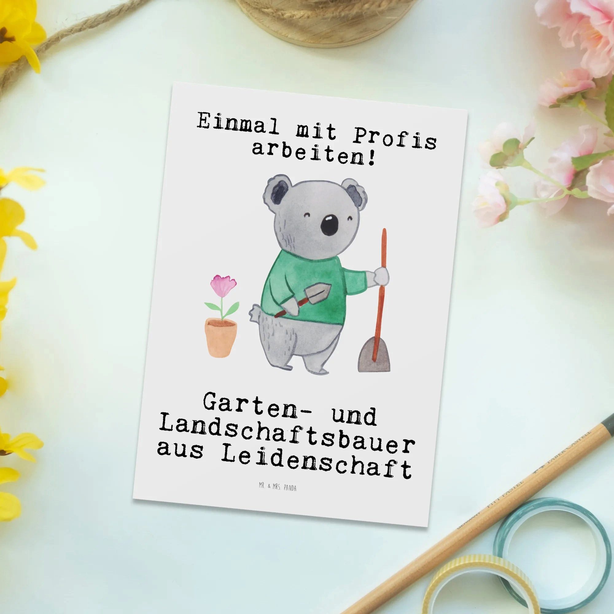 Thumbnail - Mr. & Mrs. Panda Postkarte Garten- und Landschaftsbauer Leidenschaft - Weiß - Geschenk, Ansichts, Hochglanzveredelt