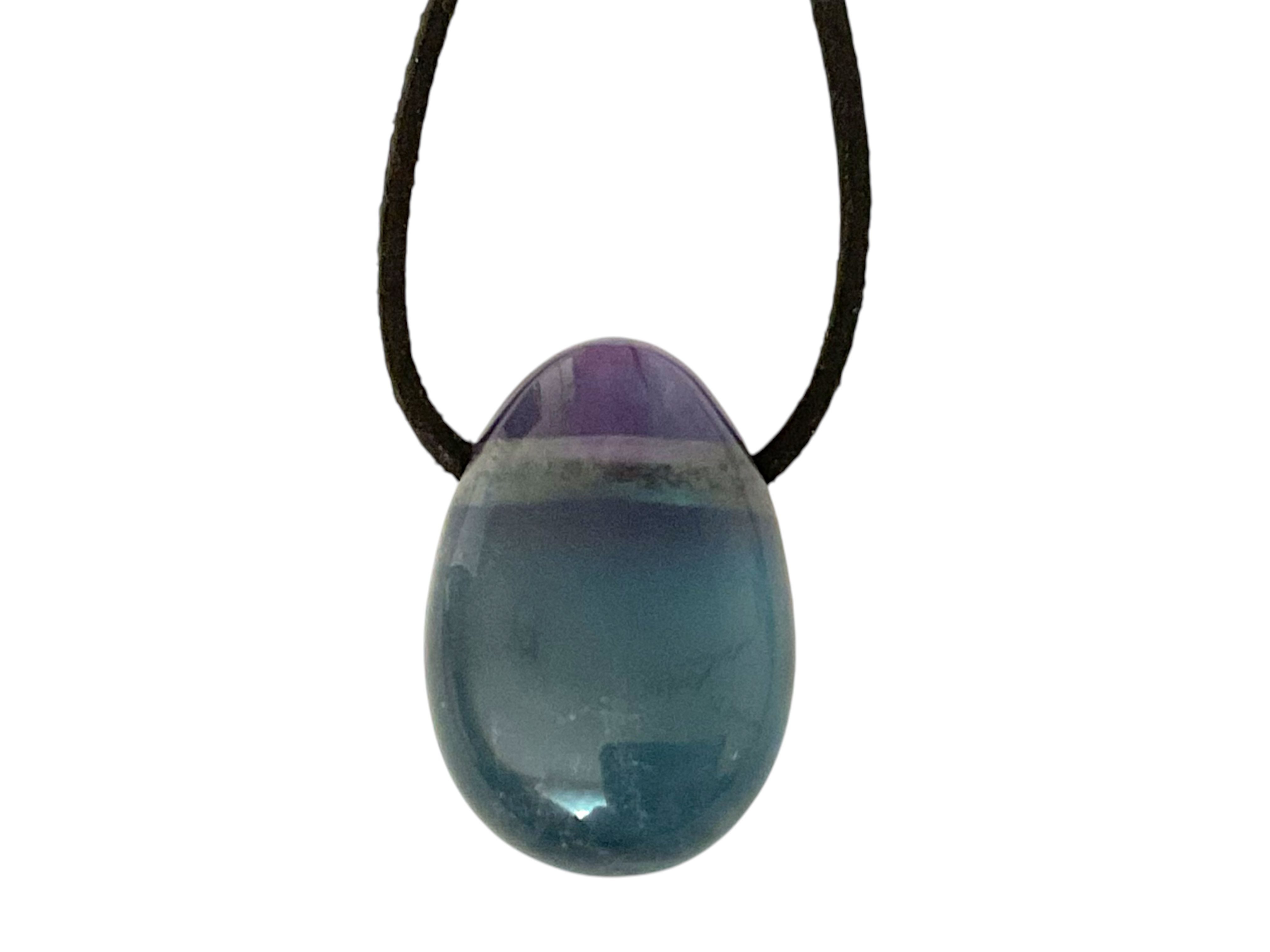 Steinfixx® Amulett Set Edelstein Anhänger aus echtem grünen Fluorit, Tropfenanhänger (30x20mm, 1-tlg., meisterhaft poliert, Mexiko), incl. 80 cm Wildlederband u – Bild 5 von 5