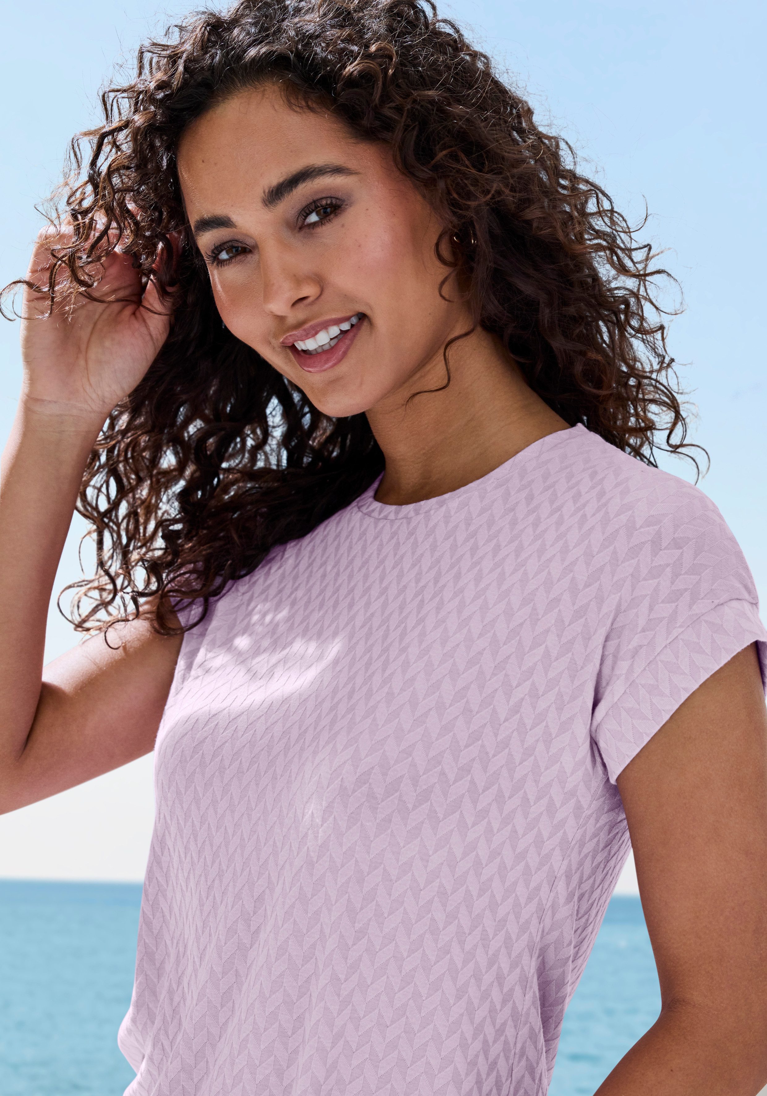 Vivance by Lascana Kurzarmshirt mit modischem Jacquard-Muster mit Gummizug im Bund – Bild 4 von 5