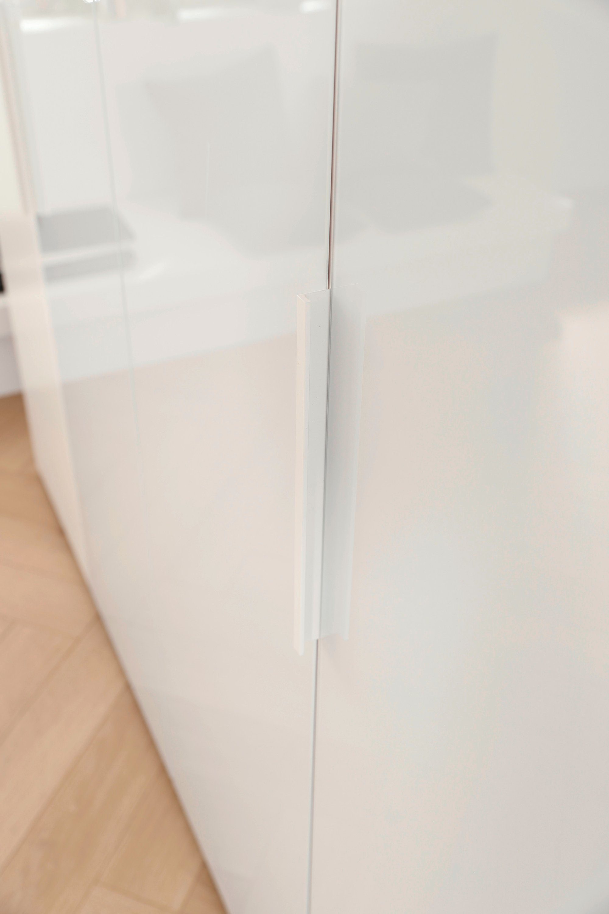 rauch Drehtürenschrank Fena in Weiß optional Außentüren Eiche umfangreicher Innenausstattung, inkl. Weiß/Glas