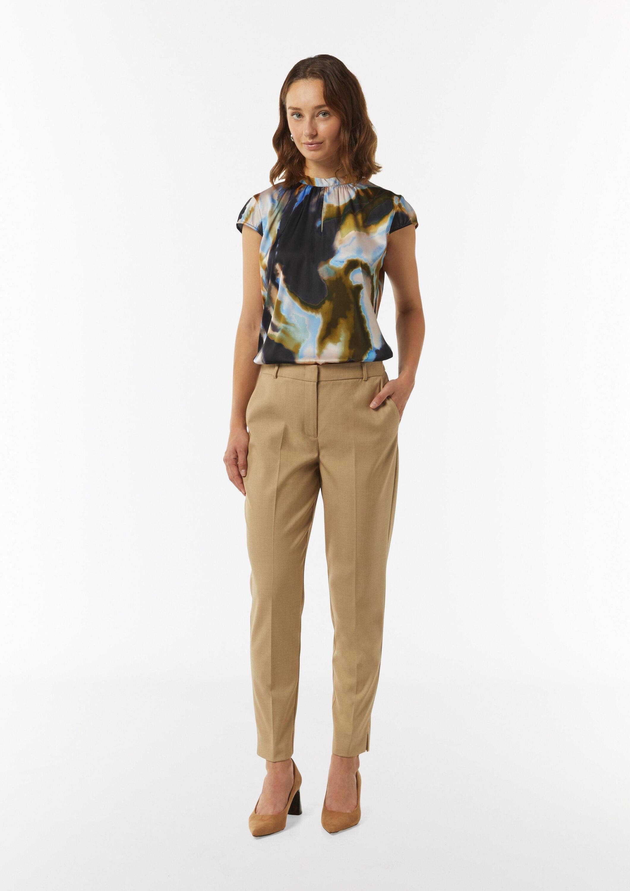 comma Kurzarmbluse Bluse Gemusterte Satin-Bluse mit Cut-out-Detail am Ausschnitt
