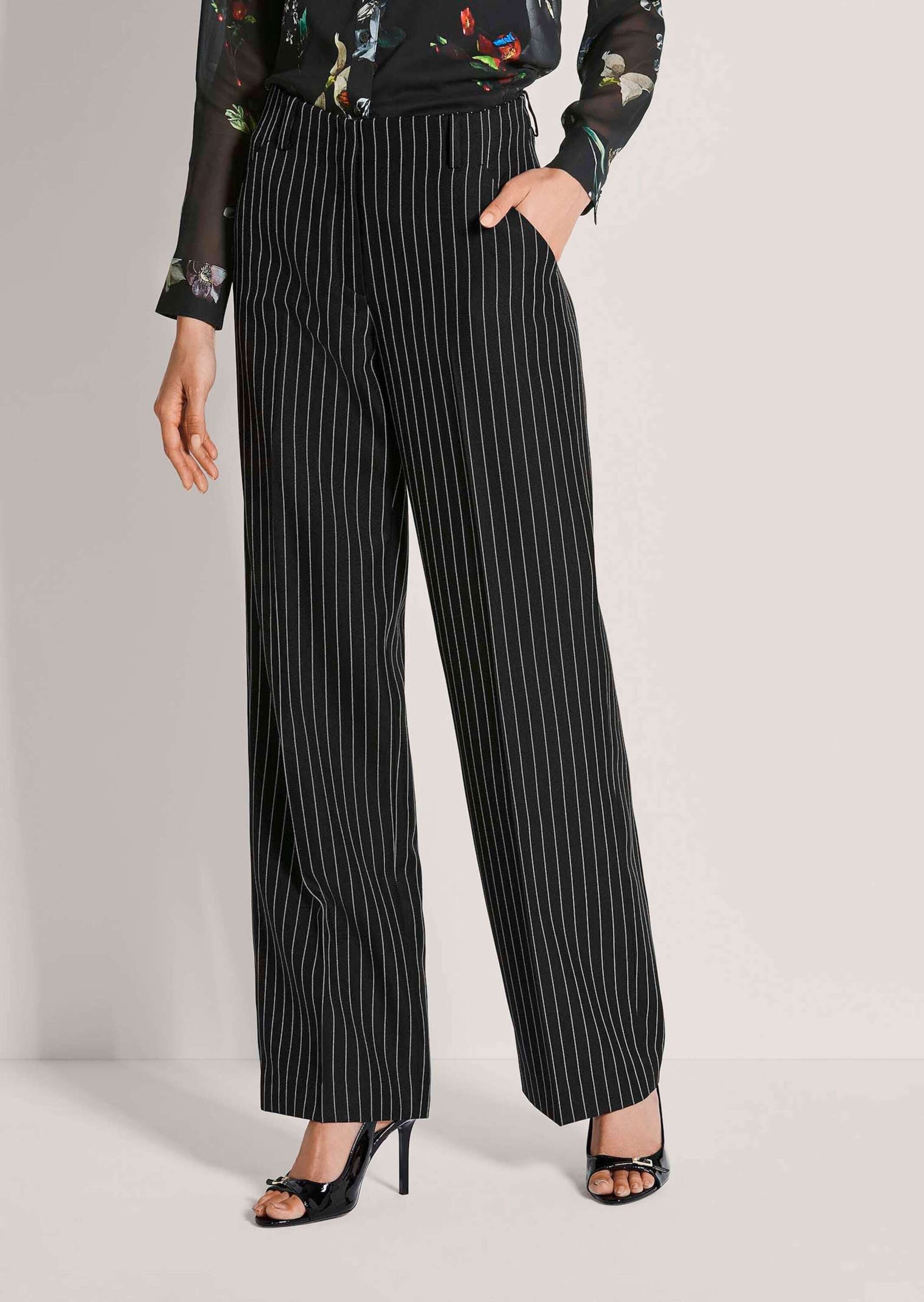 MADELEINE Stoffhose Bügelfaltenhose mit Nadelstreifen Stoffhose mit Gürtelschlaufen, Bügelfalten, Taschen und Knöchellänge