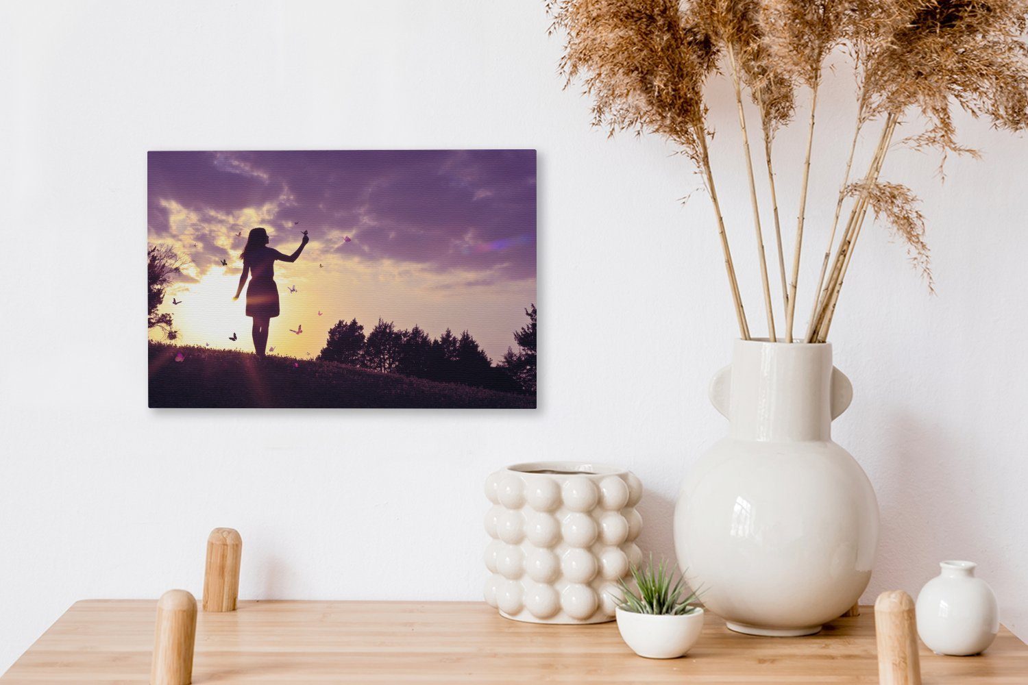 OneMillionCanvasses® Leinwandbild Wanddeko, Wandbild cm St), von 30x20 schönen Aufhängefertig, (1 Leinwandbilder, Schmetterlingen einem umgeben und Mädchen Himmel