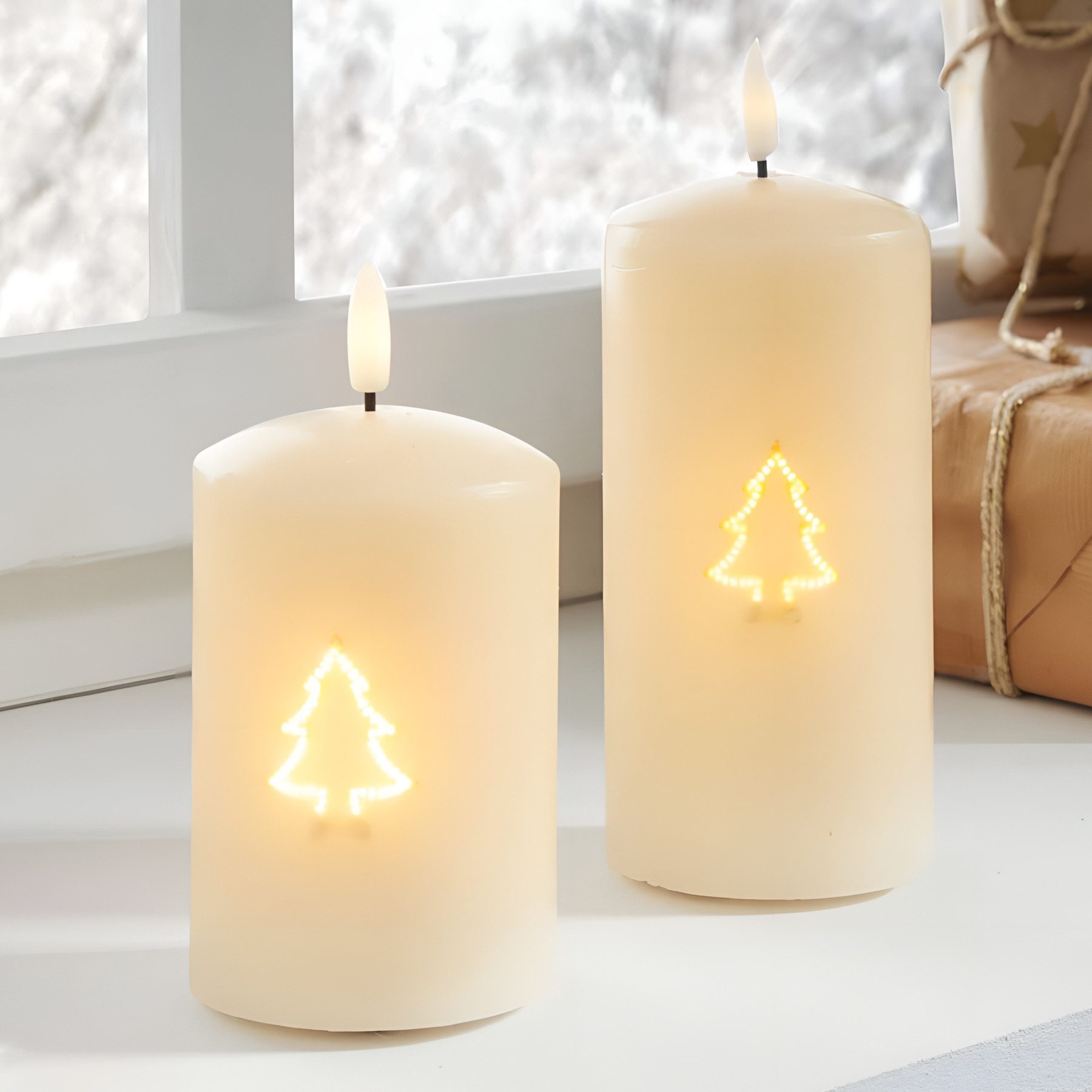 Dekoleidenschaft LED-Kerze "Tannenbaum" elektrische Kerzen flackernd Stumpenkerze 13 + 18 cm hoch (2-tlg., im Set), Echtwachs Wachskerze, Weihnachtsdeko, Winterdeko