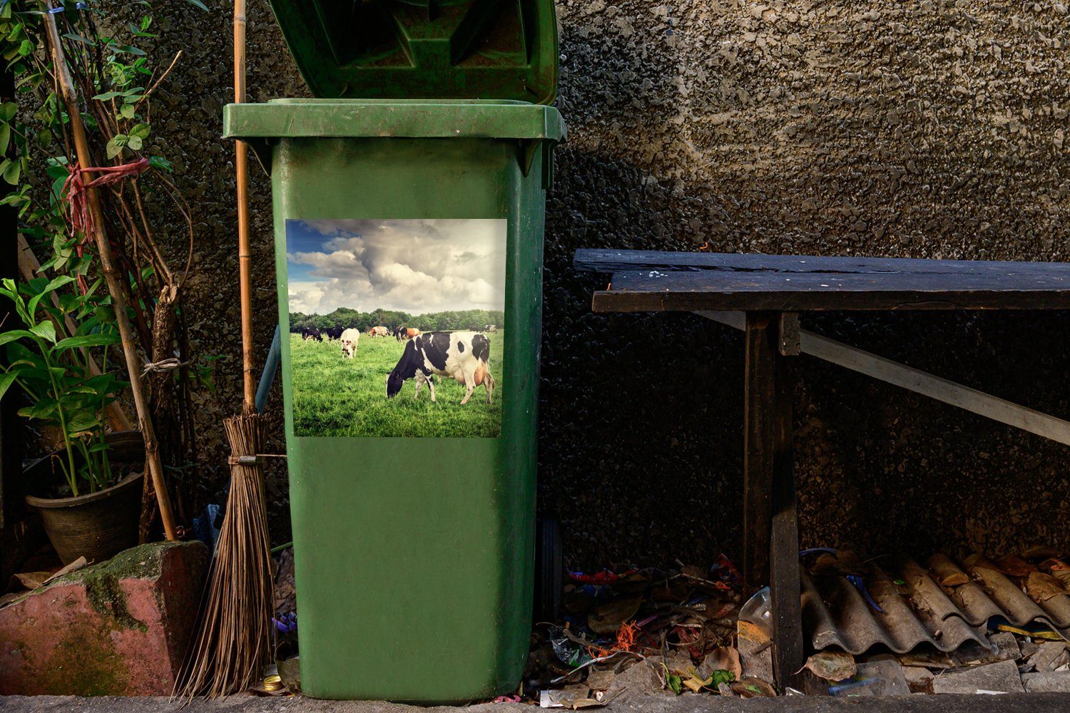 Wandsticker St), - Sticker, Natur Container, - Weide - Landschaft (1 MuchoWow Mülltonne, Mülleimer-aufkleber, - Abfalbehälter Tiere Kühe