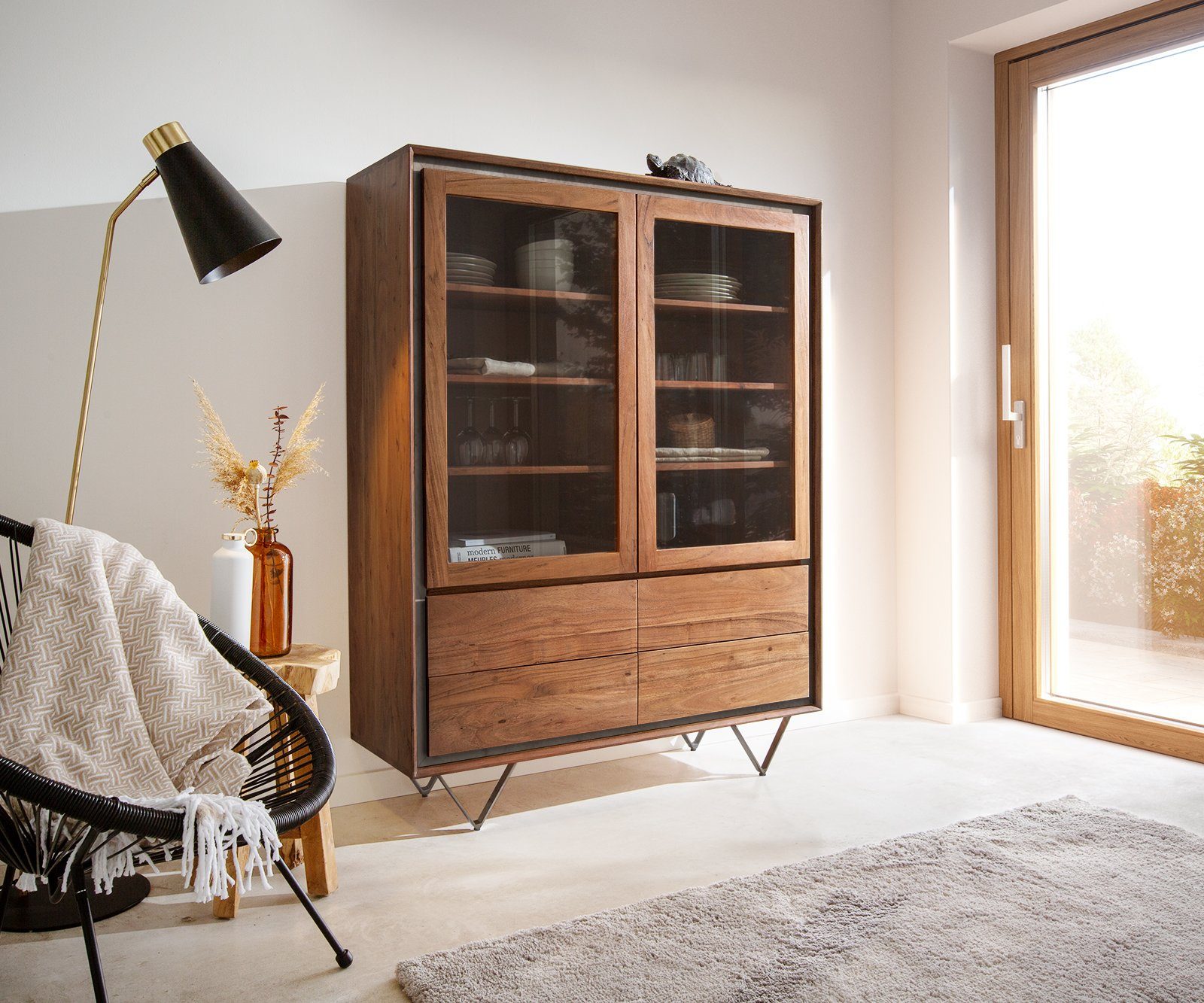 DELIFE Vitrine Stonegrace Akazie Braun Steinfurnier 120x150 cm 2 Türen 4 Schübe V-Fuß
