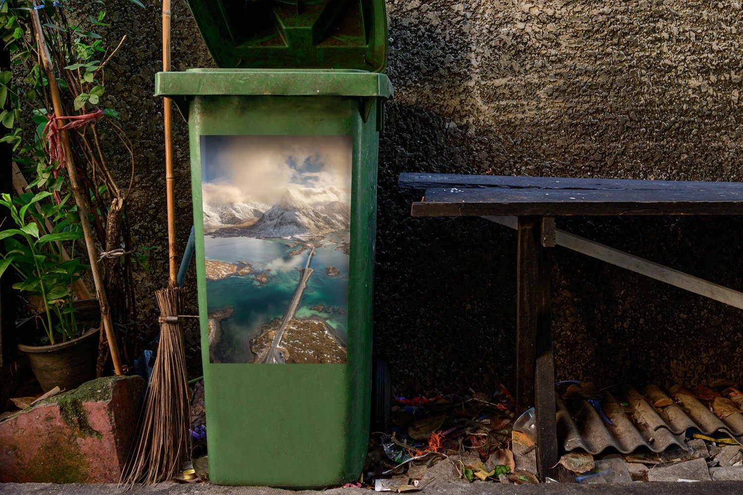 Container, (1 Straße auf St), Wandsticker MuchoWow den Mülleimer-aufkleber, Abfalbehälter Lofoten Sticker, Mülltonne,