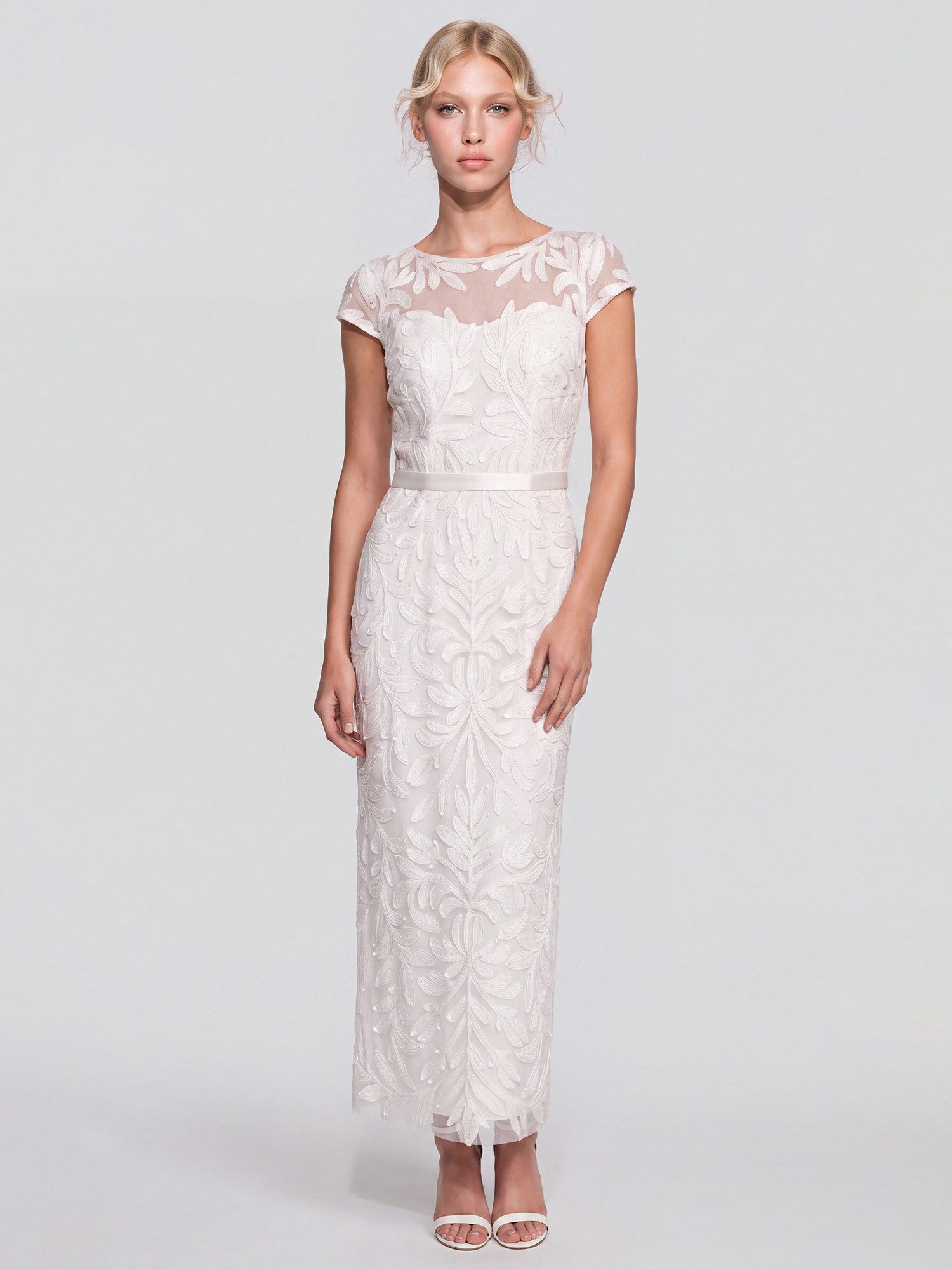 Apart Abendkleid mit Stickerei und Satinband