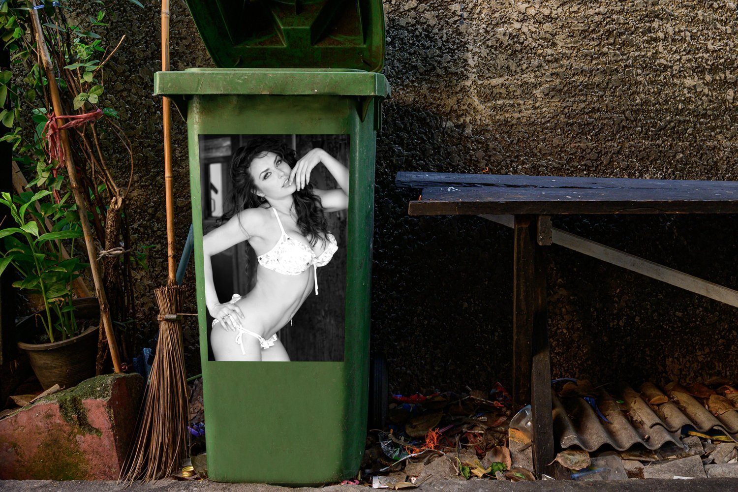 und Wandsticker Mülleimer-aufkleber, Sticker, Container, schwarz (1 Mülltonne, St), - Eine mit Abfalbehälter Frau Bikini weiß MuchoWow